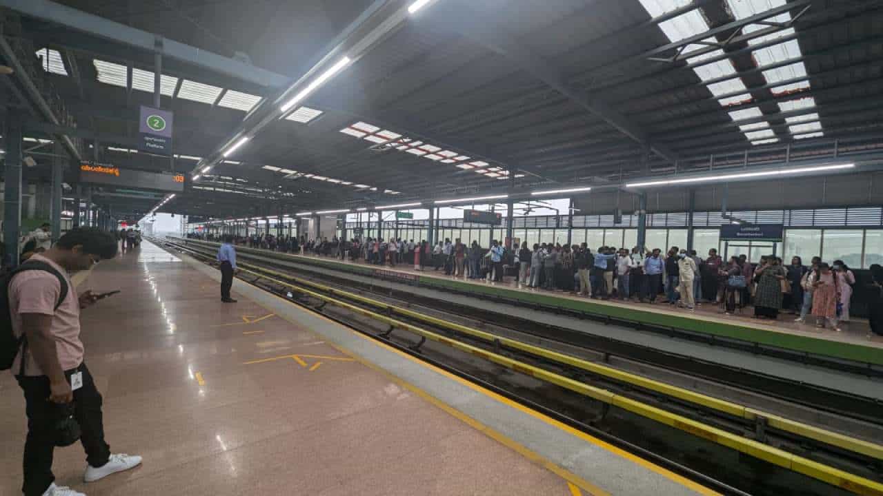 ನಮ್ಮ ಮೆಟ್ರೋಗೂ ತಟ್ಟಿದ ವಿದ್ಯುತ್ ಸಮಸ್ಯೆ: ಈ ಮಾರ್ಗದಲ್ಲಿ ಮೆಟ್ರೋ ಸಂಚಾರ ಸ್ಥಗಿತ ನಮ್ಮ ಮೆಟ್ರೋಗೂ ತಟ್ಟಿದ ವಿದ್ಯುತ್ ಸಮಸ್ಯೆ: ಈ ಮಾರ್ಗದಲ್ಲಿ ಮೆಟ್ರೋ ಸಂಚಾರ ಸ್ಥಗಿತ