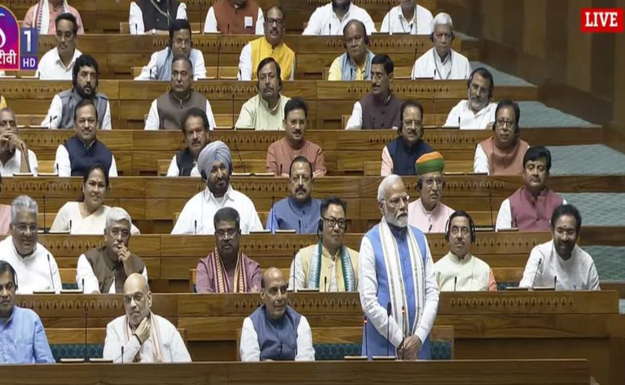 PM Modi Address Parliament: 370ನೇ ವಿಧಿ ಜಮ್ಮು ಕಾಶ್ಮೀರದಲ್ಲಿ ಜನರ ಹಕ್ಕುಗಳನ್ನು ಕಸಿದುಕೊಂಡಿದೆ: ಲೋಕಸಭೆಯಲ್ಲಿ ಪ್ರಧಾನಿ ಮೋದಿ PM Modi Address Parliament: 370ನೇ ವಿಧಿ ಜಮ್ಮು ಕಾಶ್ಮೀರದಲ್ಲಿ ಜನರ ಹಕ್ಕುಗಳನ್ನು ಕಸಿದುಕೊಂಡಿದೆ: ಲೋಕಸಭೆಯಲ್ಲಿ ಪ್ರಧಾನಿ ಮೋದಿ