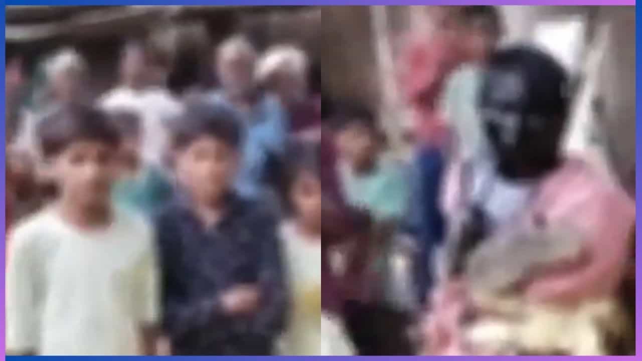 Video: ಮಕ್ಕಳ ಮುಂದೆಯೇ ಅಮ್ಮನಿಗೆ ಅವಮಾನ, ಮಹಿಳೆಯನ್ನು ಮರಕ್ಕೆ ಕಟ್ಟಿ ಹಾಕಿ ತಲೆ ಬೋಳಿಸಿ, ಮುಖಕ್ಕೆ ಮಸಿ ಬಳಿದ ಗ್ರಾಮಸ್ಥರು Video: ಮಕ್ಕಳ ಮುಂದೆಯೇ ಅಮ್ಮನಿಗೆ ಅವಮಾನ, ಮಹಿಳೆಯನ್ನು ಮರಕ್ಕೆ ಕಟ್ಟಿ ಹಾಕಿ ತಲೆ ಬೋಳಿಸಿ, ಮುಖಕ್ಕೆ ಮಸಿ ಬಳಿದ ಗ್ರಾಮಸ್ಥರು