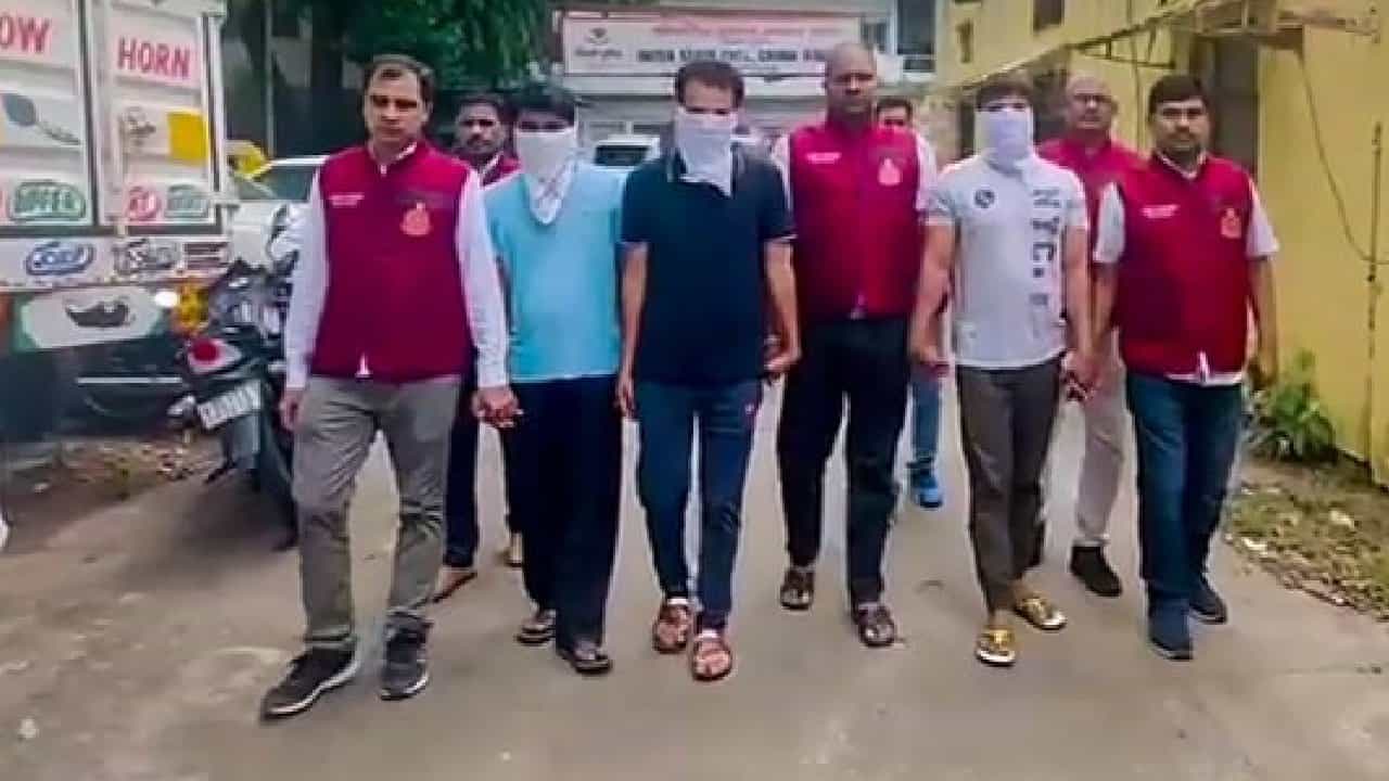 ದೆಹಲಿ ಅಂಗಾಂಗ ಕಸಿ ದಂಧೆಯಲ್ಲಿ 6 ಮಂದಿ ಬಂಧನ; ಬಾಂಗ್ಲಾದೇಶಿಯೇ ಮಾಸ್ಟರ್ ಮೈಂಡ್ ದೆಹಲಿ ಅಂಗಾಂಗ ಕಸಿ ದಂಧೆಯಲ್ಲಿ 6 ಮಂದಿ ಬಂಧನ; ಬಾಂಗ್ಲಾದೇಶಿಯೇ ಮಾಸ್ಟರ್ ಮೈಂಡ್