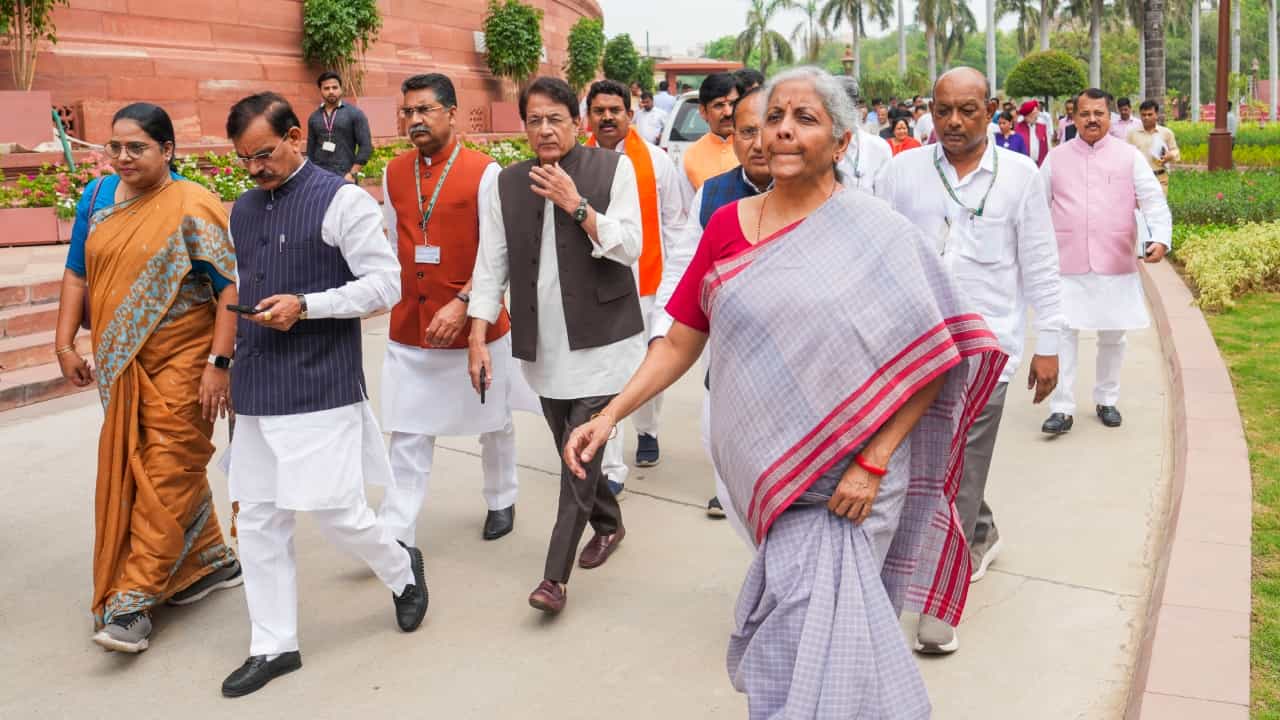 Parliment Budget Session: ಇಂದಿನಿಂದ ಸಂಸತ್ ಬಜೆಟ್ ಅಧಿವೇಶನ: ನಾಳೆ ಮೋದಿ ಸರ್ಕಾರ 3.O ರ ಮೊದಲ ಬಜೆಟ್ Parliment Budget Session: ಇಂದಿನಿಂದ ಸಂಸತ್ ಬಜೆಟ್ ಅಧಿವೇಶನ: ನಾಳೆ ಮೋದಿ ಸರ್ಕಾರ 3.O ರ ಮೊದಲ ಬಜೆಟ್