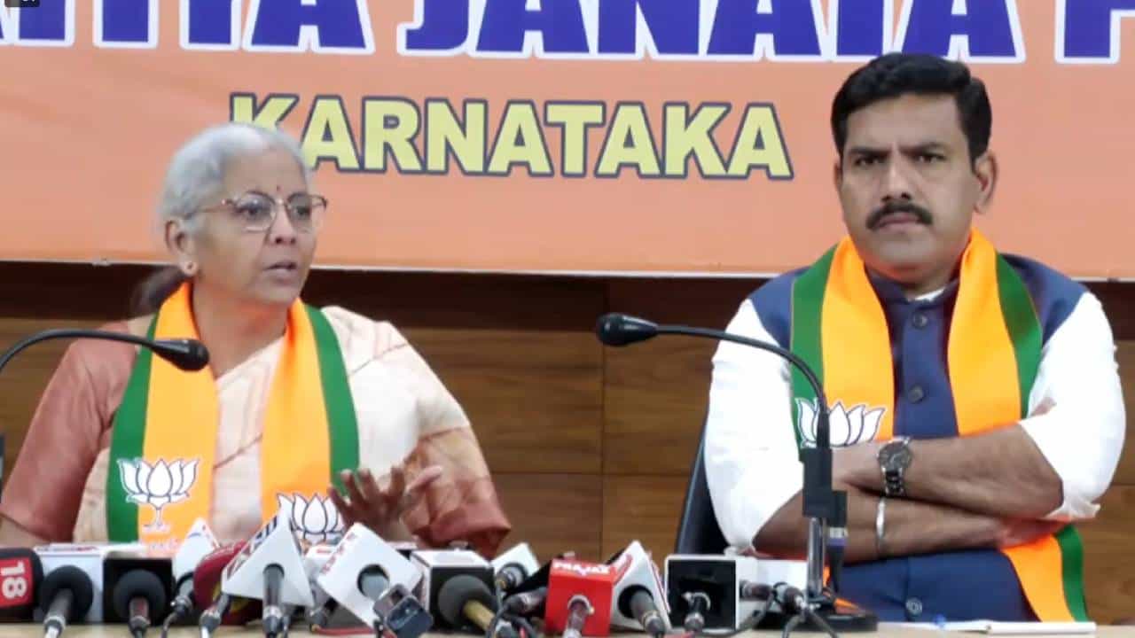 ಬಜೆಟ್ನಲ್ಲಿ ಕರ್ನಾಟಕಕ್ಕೆ ಚೊಂಬು ಆರೋಪಕ್ಕೆ ನಿರ್ಮಲಾ ಸೀತಾರಾಮನ್ ತಿರುಗೇಟು ಬಜೆಟ್ನಲ್ಲಿ ಕರ್ನಾಟಕಕ್ಕೆ ಚೊಂಬು ಆರೋಪಕ್ಕೆ ನಿರ್ಮಲಾ ಸೀತಾರಾಮನ್ ತಿರುಗೇಟು