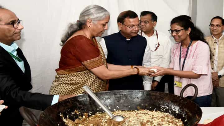 Budget 2024 ಹಲ್ವಾ ಸಮಾರಂಭದಲ್ಲಿ ಹಣಕಾಸು ಸಚಿವೆ ನಿರ್ಮಲಾ ಸೀತಾರಾಮನ್ ಭಾಗಿ Budget 2024 ಹಲ್ವಾ ಸಮಾರಂಭದಲ್ಲಿ ಹಣಕಾಸು ಸಚಿವೆ ನಿರ್ಮಲಾ ಸೀತಾರಾಮನ್ ಭಾಗಿ