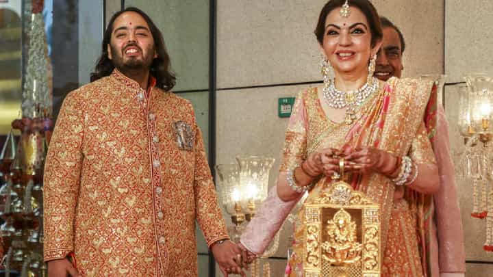 Nita Ambani Dance: ಮದುವೆ ದಿಬ್ಬಣದ ವೇಳೆ ಡೋಲು ವಾದ್ಯದ ಶಬ್ದಕ್ಕೆ ಡ್ಯಾನ್ಸ್ ಮಾಡಿದ ನೀತಾ ಅಂಬಾನಿ Nita Ambani Dance: ಮದುವೆ ದಿಬ್ಬಣದ ವೇಳೆ ಡೋಲು ವಾದ್ಯದ ಶಬ್ದಕ್ಕೆ ಡ್ಯಾನ್ಸ್ ಮಾಡಿದ ನೀತಾ ಅಂಬಾನಿ