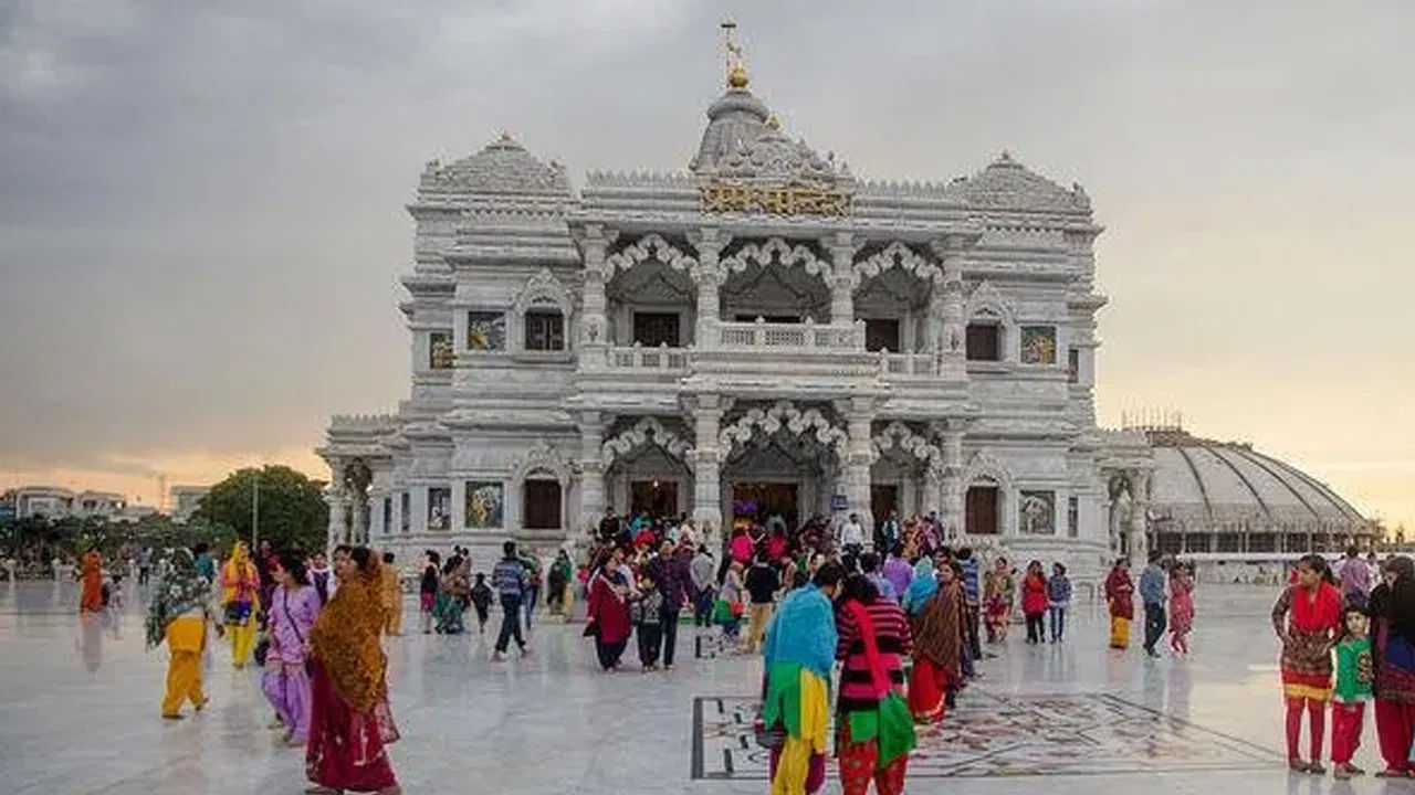  ಪತಿ ಪರಮೇಶ್ವರ ಕೊಳಲು ಕೇಳುತ್ತಾ ಕೃಷ್ಣನ ಆವಾಸಸ್ಥಾನವಾದ ವೃಂದಾನಕ್ಕೆ ಬಂದಿರುವ ವಿಷಯ ತಿಳಿದ ಕೂಡಲೇ ಪಾರ್ವತಿ ದೇವಿಯೂ ಶಿವನನ್ನು ಹಿಂಬಾಲಿಸಿ ಅಲ್ಲಿಗೆ ತಲುಪುತ್ತಾಳೆ. ಆದರೆ ಅಲ್ಲಿ ಶಿವನು ಗೋಪಿಕೆಯಾಗಿ ಮಾರ್ಪಟ್ಟು,  ಶ್ರೀಕೃಷ್ಣನೊಂದಿಗೆ ನೃತ್ಯ ಮಾಡುತ್ತಿರುರುವುದು ಕಣ್ನೀಗೆ ಬೀಳುತ್ತದೆ.
