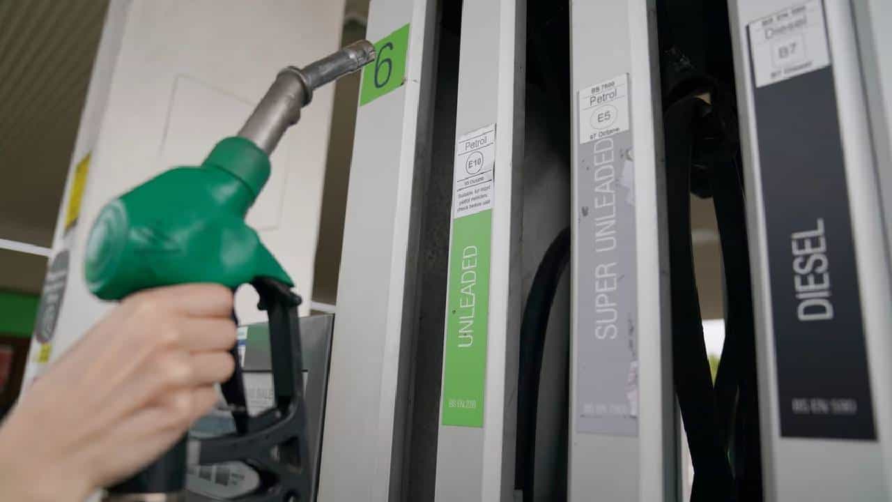 Petrol Diesel Price on July 16: ಕಚ್ಚಾತೈಲ ಬೆಲೆ ಏರಿಕೆ, ನಿಮ್ಮ ನಗರಗಳಲ್ಲಿ ಇಂಧನ ಬೆಲೆ ಎಷ್ಟಿದೆ ತಿಳಿಯಿರಿ Petrol Diesel Price on July 16: ಕಚ್ಚಾತೈಲ ಬೆಲೆ ಏರಿಕೆ, ನಿಮ್ಮ ನಗರಗಳಲ್ಲಿ ಇಂಧನ ಬೆಲೆ ಎಷ್ಟಿದೆ ತಿಳಿಯಿರಿ