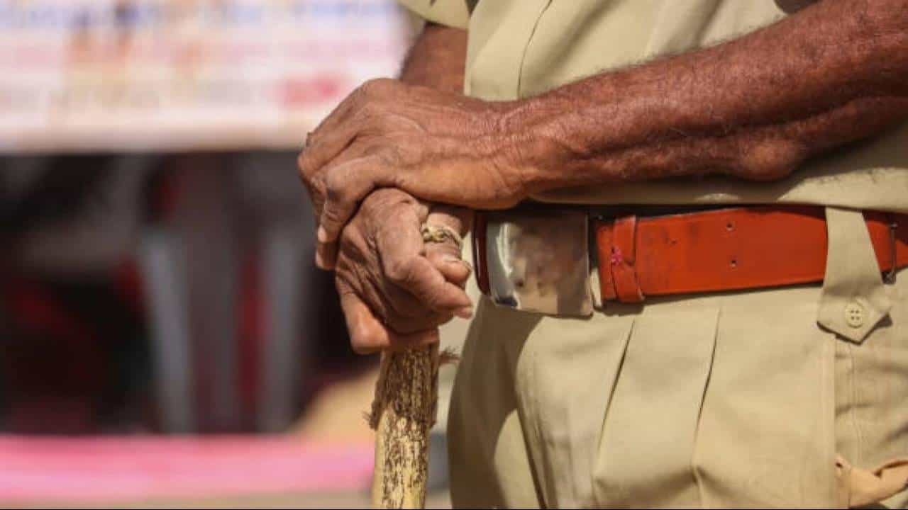 ಶೇಂಗಾ ಪ್ಯಾಕೆಟ್ ಫ್ರೀಯಾಗಿ ಕೊಡು ಎಂದು ಅಂಗಡಿಯಲ್ಲಿ ಗಲಾಟೆ ಮಾಡ್ತಿದ್ದ ಪೊಲೀಸರ ಅಮಾನತು ಶೇಂಗಾ ಪ್ಯಾಕೆಟ್ ಫ್ರೀಯಾಗಿ ಕೊಡು ಎಂದು ಅಂಗಡಿಯಲ್ಲಿ ಗಲಾಟೆ ಮಾಡ್ತಿದ್ದ ಪೊಲೀಸರ ಅಮಾನತು