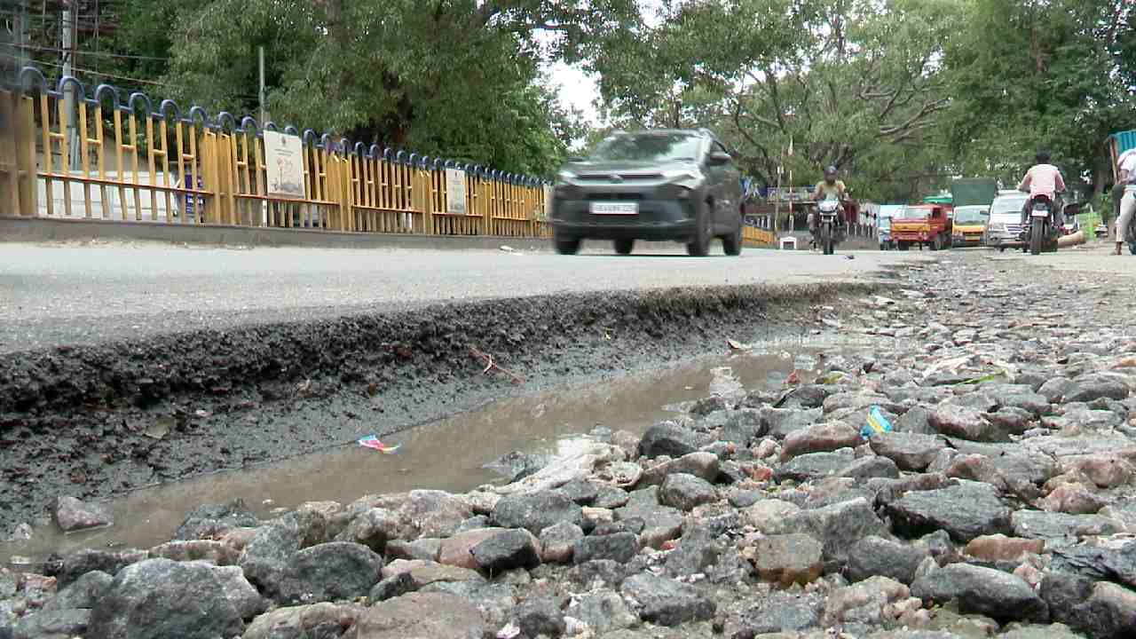 people express anger against bbmp and bwssb over taken irresponsibility and potholes in subbaiah circle kannada news