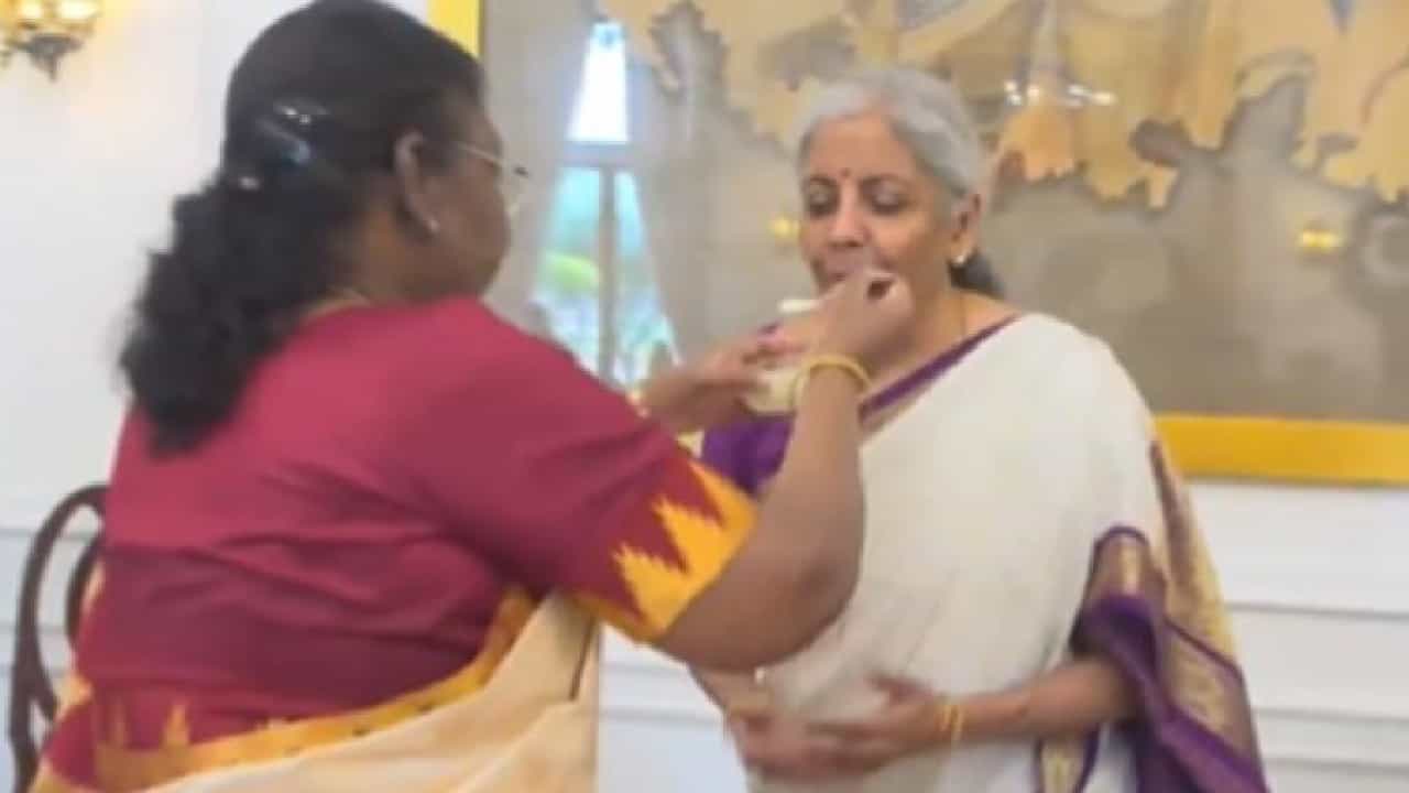 Budget 2024: ಬಜೆಟ್ ಮಂಡನೆಗೂ ಮೊದಲು ನಿರ್ಮಲಾ ಸೀತಾರಾಮನ್ಗೆ ಸಿಹಿ ಮೊಸರು ತಿನ್ನಿಸಿದ ರಾಷ್ಟ್ರಪತಿ ದ್ರೌಪದಿ ಮುರ್ಮು Budget 2024: ಬಜೆಟ್ ಮಂಡನೆಗೂ ಮೊದಲು ನಿರ್ಮಲಾ ಸೀತಾರಾಮನ್ಗೆ ಸಿಹಿ ಮೊಸರು ತಿನ್ನಿಸಿದ ರಾಷ್ಟ್ರಪತಿ ದ್ರೌಪದಿ ಮುರ್ಮು