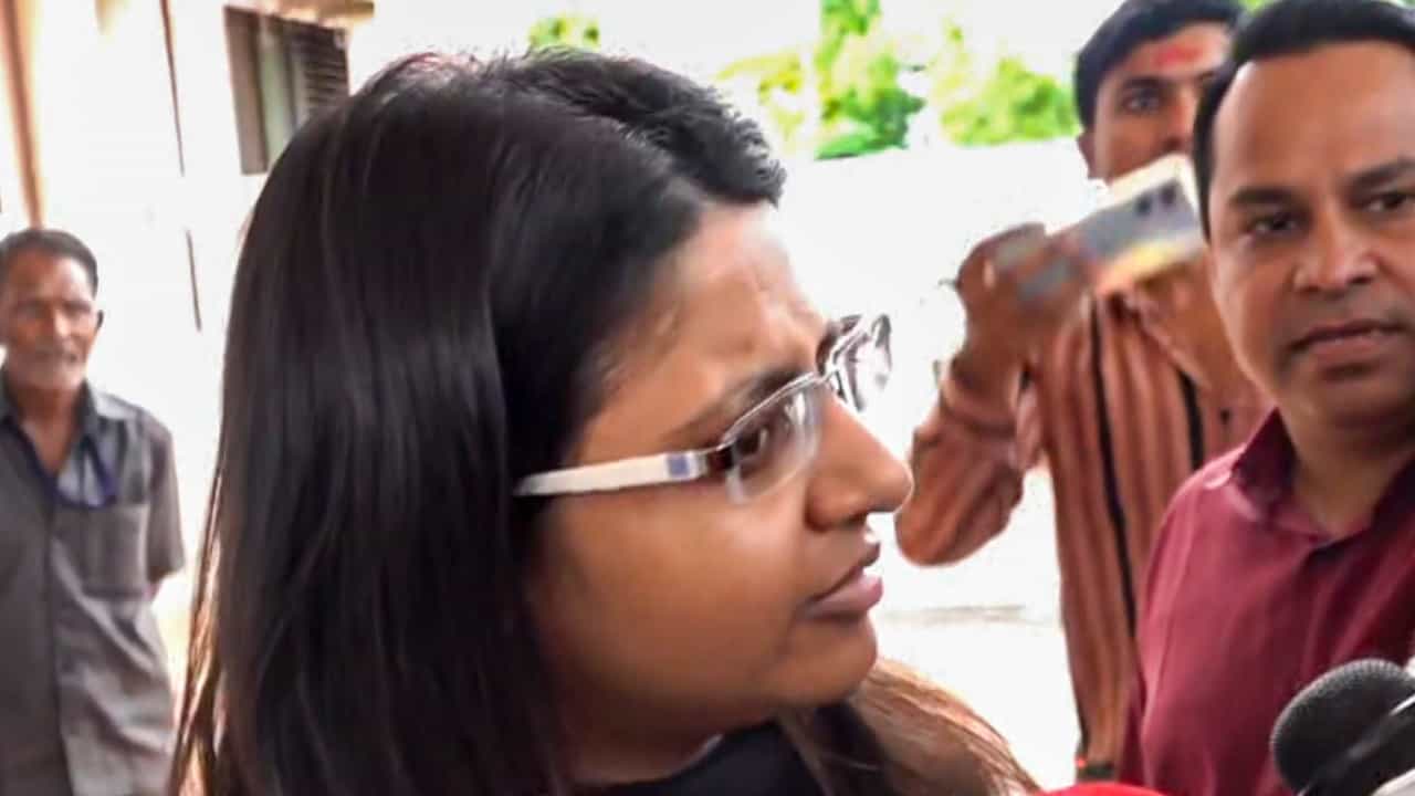 Puja Khedkar: ಟ್ರೈನಿ ಐಎಎಸ್ ಅಧಿಕಾರಿ ಪೂಜಾ ಖೇಡ್ಕರ್ ತಾತ್ಕಾಲಿಕ ಉಮೇದುವಾರಿಕೆ ರದ್ದು, ಭವಿಷ್ಯದಲ್ಲಿ ಪರೀಕ್ಷೆ ಬರೆಯದಂತೆ ನಿಷೇಧ Puja Khedkar: ಟ್ರೈನಿ ಐಎಎಸ್ ಅಧಿಕಾರಿ ಪೂಜಾ ಖೇಡ್ಕರ್ ತಾತ್ಕಾಲಿಕ ಉಮೇದುವಾರಿಕೆ ರದ್ದು, ಭವಿಷ್ಯದಲ್ಲಿ ಪರೀಕ್ಷೆ ಬರೆಯದಂತೆ ನಿಷೇಧ