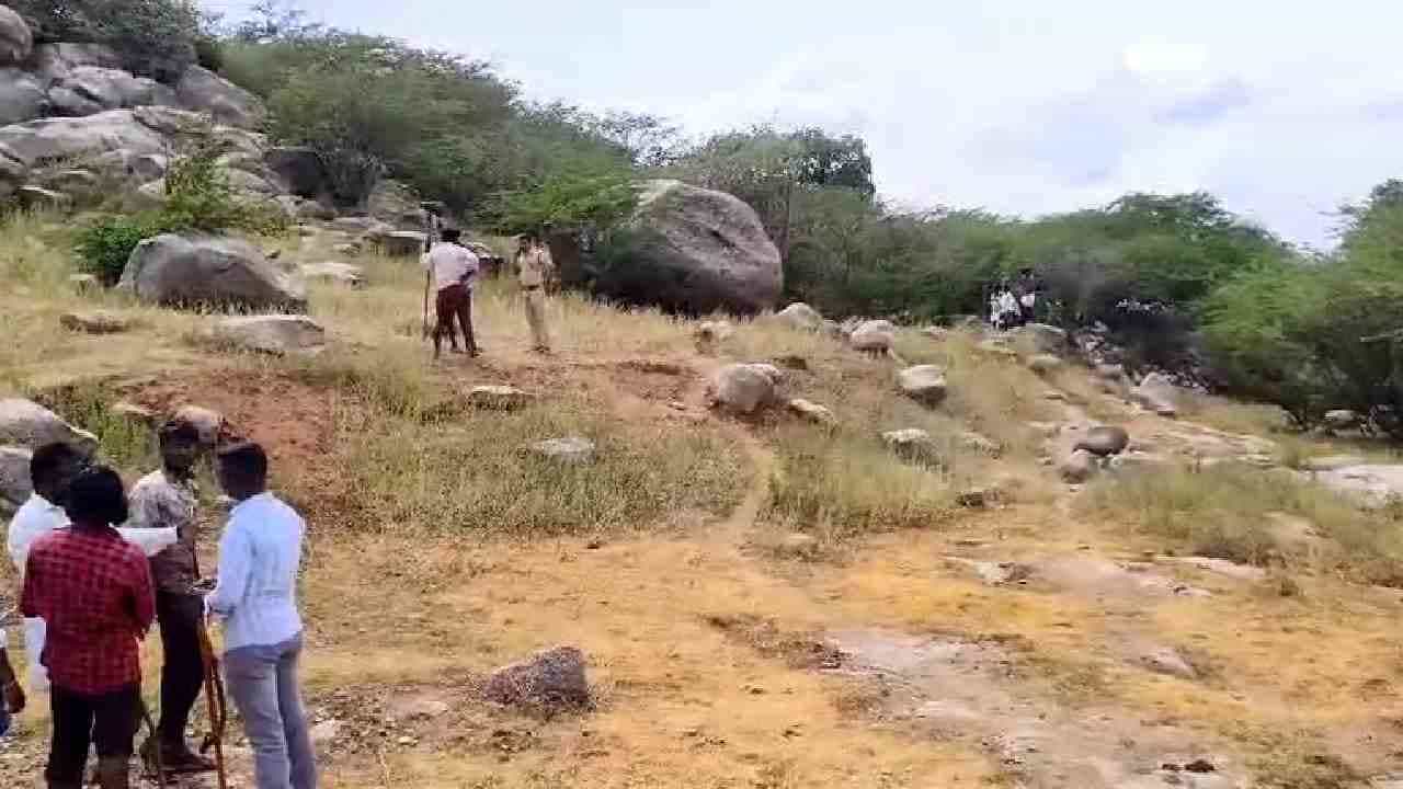 ರಾಯಚೂರು: ಚಿರತೆ ಹೆದರಿಸಲು ಹೋದವರ ಮೇಲೆ ಚಿರತೆ ದಾಳಿ, ಮೂವರಿಗೆ ಗಂಭೀರ ಗಾಯ ರಾಯಚೂರು: ಚಿರತೆ ಹೆದರಿಸಲು ಹೋದವರ ಮೇಲೆ ಚಿರತೆ ದಾಳಿ, ಮೂವರಿಗೆ ಗಂಭೀರ ಗಾಯ