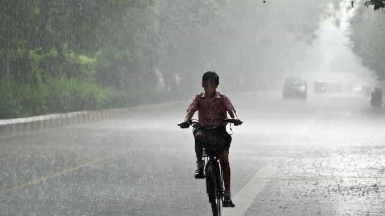 Karnataka Rains: ಕರ್ನಾಟಕದ ಈ 16 ಜಿಲ್ಲೆಗಳಲ್ಲಿ ಒಂದು ವಾರ ಸುರಿಯಲಿದೆ ಧಾರಾಕಾರ ಮಳೆ Karnataka Rains: ಕರ್ನಾಟಕದ ಈ 16 ಜಿಲ್ಲೆಗಳಲ್ಲಿ ಒಂದು ವಾರ ಸುರಿಯಲಿದೆ ಧಾರಾಕಾರ ಮಳೆ