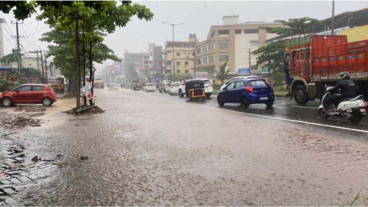 Karnataka Rains: ಕರ್ನಾಟಕದ ಕರಾವಳಿ ಸೇರಿ 7 ಜಿಲ್ಲೆಗಳಲ್ಲಿ ಬಿರುಗಾಳಿ ಸಹಿತ ಭಾರಿ ಮಳೆ, ಆರೆಂಜ್ ಅಲರ್ಟ್ Karnataka Rains: ಕರ್ನಾಟಕದ ಕರಾವಳಿ ಸೇರಿ 7 ಜಿಲ್ಲೆಗಳಲ್ಲಿ ಬಿರುಗಾಳಿ ಸಹಿತ ಭಾರಿ ಮಳೆ, ಆರೆಂಜ್ ಅಲರ್ಟ್