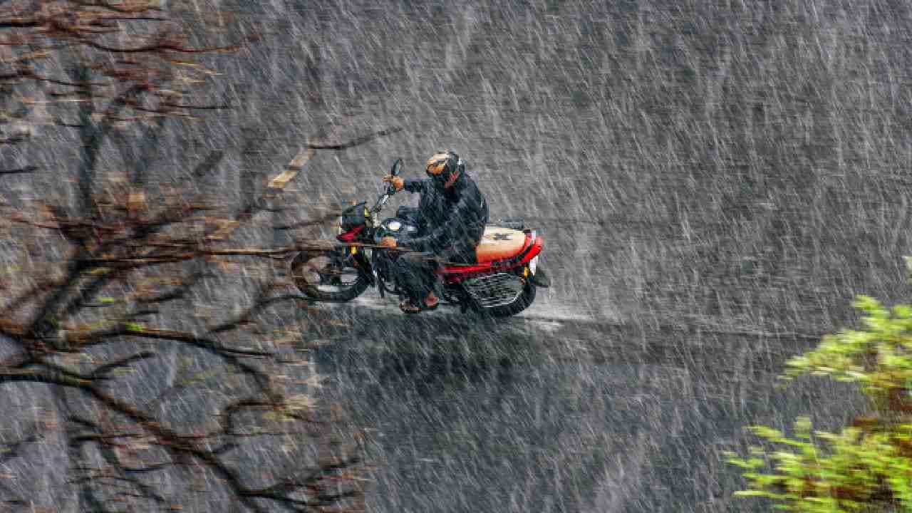Karnataka Rains: ಬೆಂಗಳೂರಿನಲ್ಲಿ ಇನ್ನೂ 5 ದಿನ ಮಳೆ, ಕರಾವಳಿ ಜಿಲ್ಲೆಗಳಿಗೆ ಆರೆಂಜ್ ಅಲರ್ಟ್ Karnataka Rains: ಬೆಂಗಳೂರಿನಲ್ಲಿ ಇನ್ನೂ 5 ದಿನ ಮಳೆ, ಕರಾವಳಿ ಜಿಲ್ಲೆಗಳಿಗೆ ಆರೆಂಜ್ ಅಲರ್ಟ್