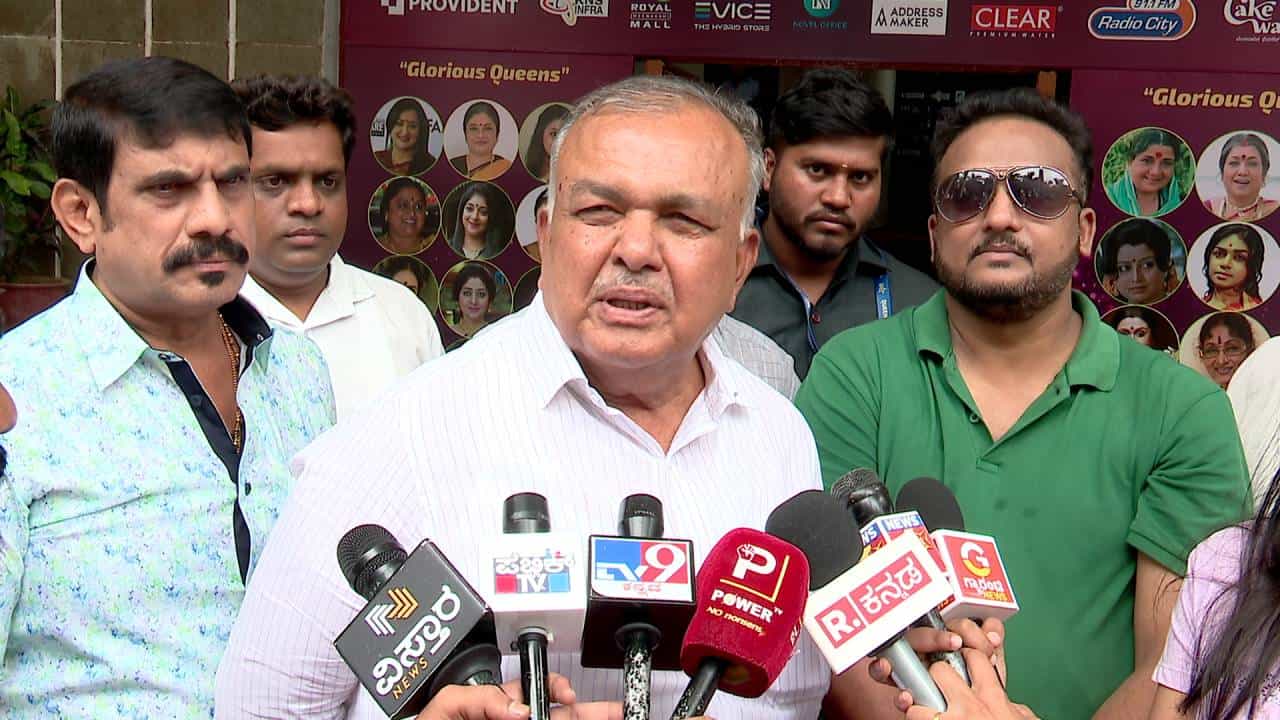 ಸಾರಿಗೆ ಇಲಾಖೆಯ ಚಾಲಕರು, ನಿರ್ವಾಹಕರು ಕರ್ತವ್ಯ ನಿರ್ವಹಣೆ ವೇಳೆ ರೀಲ್ಸ್ ಮಾಡಿದ್ರೆ ಅಮಾನತು ಸಾರಿಗೆ ಇಲಾಖೆಯ ಚಾಲಕರು, ನಿರ್ವಾಹಕರು ಕರ್ತವ್ಯ ನಿರ್ವಹಣೆ ವೇಳೆ ರೀಲ್ಸ್ ಮಾಡಿದ್ರೆ ಅಮಾನತು