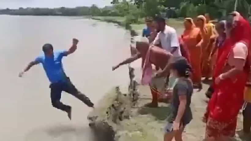 Viral Video: ರಿಪೋರ್ಟಿಂಗ್ ವೇಳೆ ನದಿ ನೀರಿಗೆ ಬಿದ್ದ ಪತ್ರಕರ್ತ; ಮುಂದೇನಾಯ್ತು ನೋಡಿ