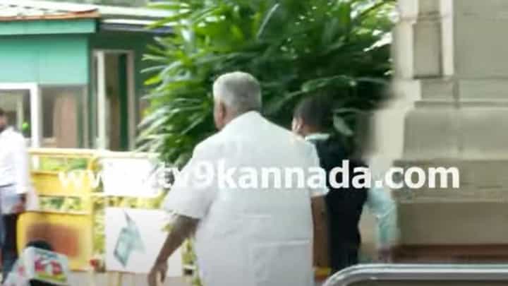 ಒಂಟಿತನಕ್ಕೆ ಒಗ್ಗಿಕೊಳ್ಳುತ್ತಿರುವ ಹೆಚ್ ಡಿ ರೇವಣ್ಣ ಒಂಟಿಯಾಗಿಯೇ ಸದನದಿಂದ ಹೊರಬಂದರು! ಒಂಟಿತನಕ್ಕೆ ಒಗ್ಗಿಕೊಳ್ಳುತ್ತಿರುವ ಹೆಚ್ ಡಿ ರೇವಣ್ಣ ಒಂಟಿಯಾಗಿಯೇ ಸದನದಿಂದ ಹೊರಬಂದರು!