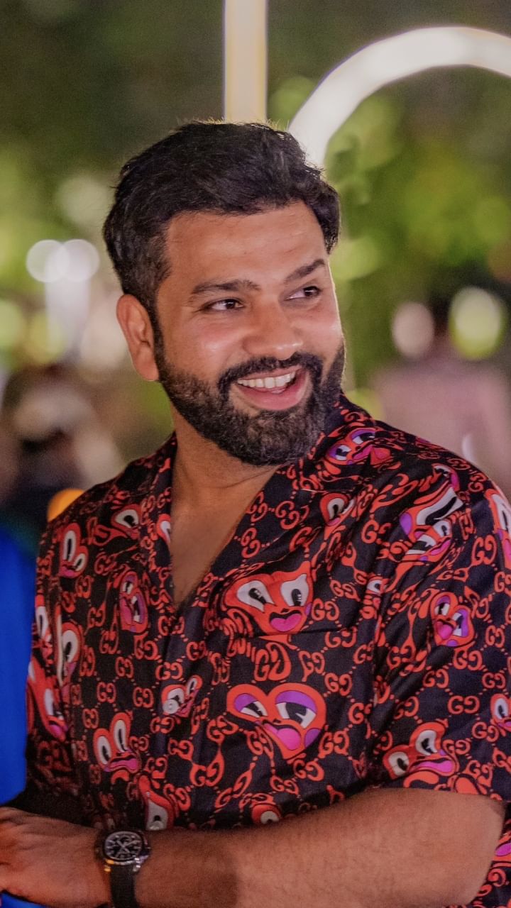 ಆದರೆ ಅಂಬಾನಿ ಕುಟುಂಬಕ್ಕೆ ತುಂಬಾ ಹತ್ತಿರವಾಗಿರುವ ರೋಹಿತ್ ಶರ್ಮಾ ಮಾತ್ರ ಈ ಮದುವೆಯಲ್ಲಿ ಕಾಣಿಸಿಕೊಂಡಿಲ್ಲ.