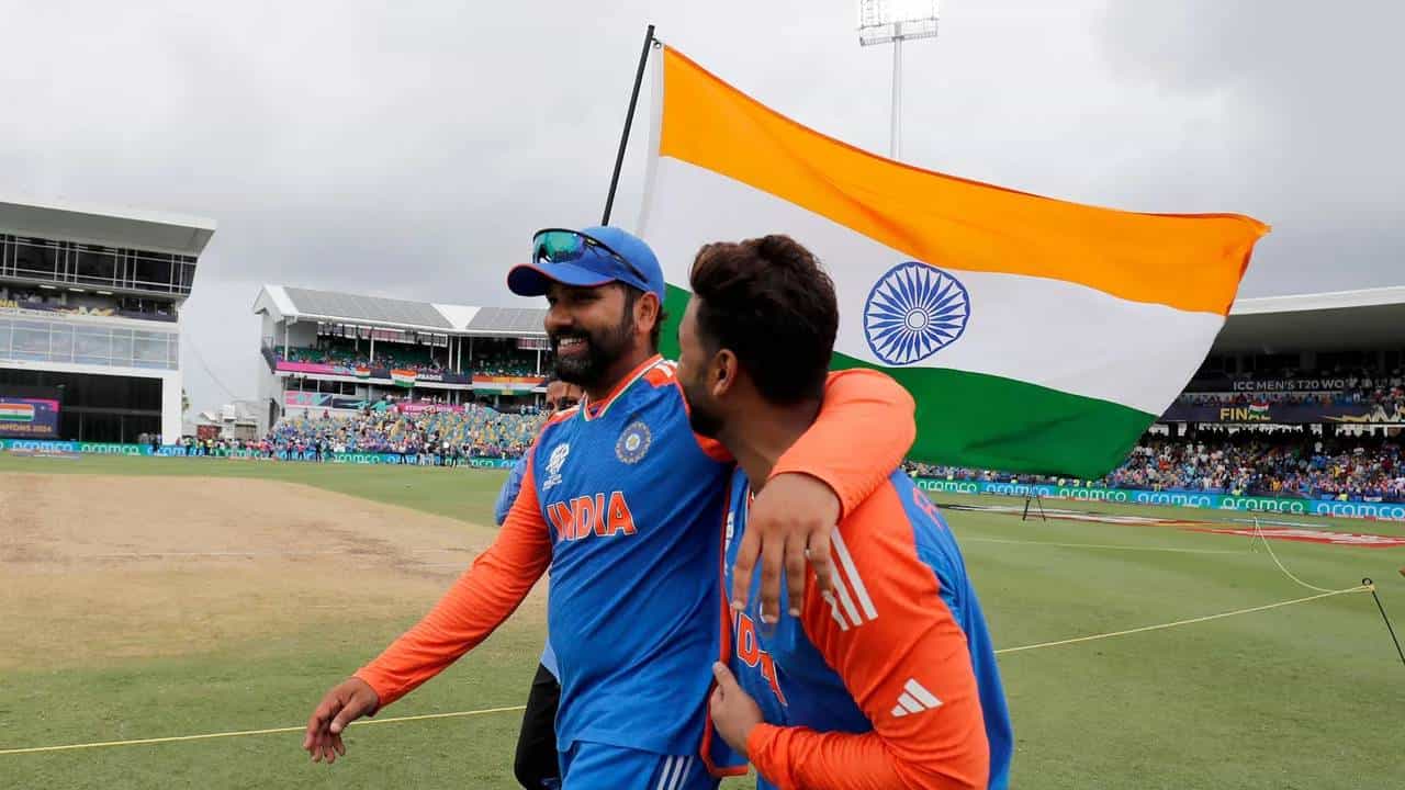 ಟೀಮ್ ಇಂಡಿಯಾ ನಾಯಕ ರೋಹಿತ್ ಶರ್ಮಾ (Rohit Sharma) ಭಾರತದ ಧ್ವಜಕ್ಕೆ ಅಗೌರವ ತೋರಿದ್ದಾರೆ ಎಂಬ ಆರೋಪ ಕೇಳಿ ಬಂದಿದೆ. ಟಿ20 ವಿಶ್ವಕಪ್ ಗೆದ್ದ ಬಳಿಕ ಹಿಟ್ಮ್ಯಾನ್ ತ್ರಿವರ್ಣ ಧ್ವಜದೊಂದಿಗೆ ಸಂಭ್ರಮಿಸಿದ್ದರು. ಇದೇ ವೇಳೆ ಅವರು ಧ್ವಜವನ್ನು ನೆಡಲು ಪ್ರಯತ್ನಿಸಿದ್ದರು. ಈ ಫೋಟೋಗಳು ಸೋಷಿಯಲ್ ಮೀಡಿಯಾದಲ್ಲಿ ವೈರಲ್ ಆಗಿತ್ತು.