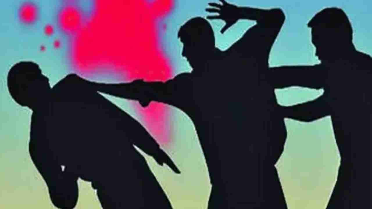 ಕನಕಪುರದಲ್ಲಿ ರಕ್ತದೋಕುಳಿ: ಮಹಿಳೆಯರು ಸೇರಿದಂತೆ 7 ಜನರ ಮೇಲೆ ಮಾರಾಕಾಸ್ತ್ರಗಳಿಂದ ಹಲ್ಲೆ ಕನಕಪುರದಲ್ಲಿ ರಕ್ತದೋಕುಳಿ: ಮಹಿಳೆಯರು ಸೇರಿದಂತೆ 7 ಜನರ ಮೇಲೆ ಮಾರಾಕಾಸ್ತ್ರಗಳಿಂದ ಹಲ್ಲೆ