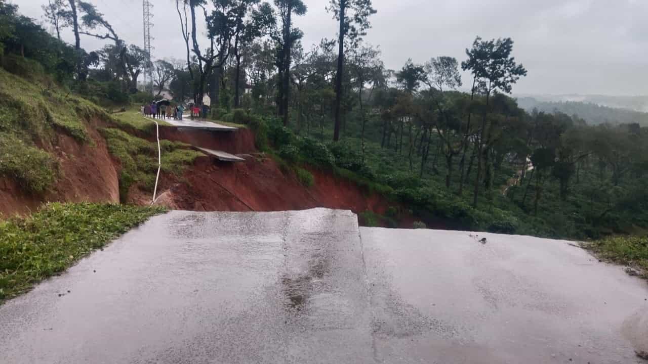 ಕುಂಬರಡಿ ಹಾಗೂ ಹಾರ್ಲೇ ಎಸ್ಟೇಟ್ ಮಧ್ಯೆ ಭೂ ಕುಸಿತ ಸಂಭವಿಸಿದೆ. ಪರಿಣಾಮವಾಗಿ ರಸ್ತೆ 200 ಮೀಟರ್ಗೂ ಹೆಚ್ಚು ದೂರು ಕೊಚ್ಚಿ ಹೋಗಿದೆ. ರಸ್ತೆಯೇ ಕೊಚ್ಚಿ ಹೋಗಿರುವುದರಿಂದ ಹತ್ತಾರು ಗ್ರಾಮಗಳ ಸಂಪರ್ಕ ಕಡಿತಗೊಂಡಿದೆ. ರಸ್ತೆಯ ಪಕ್ಕದಲ್ಲಿ ಎತ್ತಿನಹೊಳೆ ಕಾಮಗಾರಿ ನಡೆಯುತ್ತಿತ್ತು.
