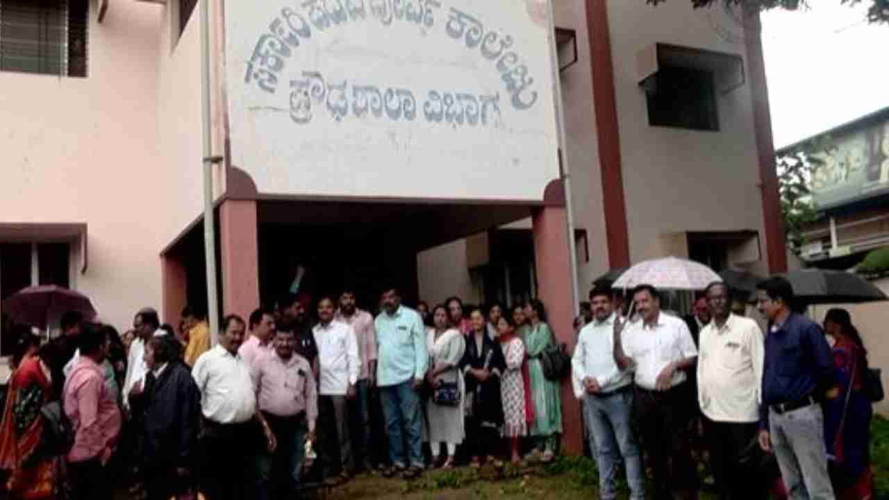 ಶಿಕ್ಷಣ ಸಚಿವರ ತವರು ಜಿಲ್ಲೆಯಲ್ಲೇ ಶಿಕ್ಷಕರಿಗೆ ಅನ್ಯಾಯ: ವರ್ಗಾವಣೆ ಕೌನ್ಸಿಲಿಂಗ್ ನಿಲ್ಲಿಸುವಂತೆ ಆಗ್ರಹ ಶಿಕ್ಷಣ ಸಚಿವರ ತವರು ಜಿಲ್ಲೆಯಲ್ಲೇ ಶಿಕ್ಷಕರಿಗೆ ಅನ್ಯಾಯ: ವರ್ಗಾವಣೆ ಕೌನ್ಸಿಲಿಂಗ್ ನಿಲ್ಲಿಸುವಂತೆ ಆಗ್ರಹ