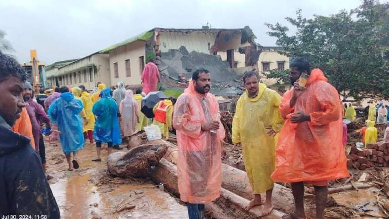 ಕೇಳದ ಪ್ರವಾಹ ಪೀಡಿತ ಪ್ರದೇಶದಲ್ಲಿ ನಿರಾಶ್ರಿತರಿಗೆ ಆಹಾರ ಒದಗಿಸುವುದು, ವೈದ್ಯಕೀಯ ವ್ಯವಸ್ಥೆಯಿಂದ ಹಿಡಿದು ಶವಗಳ ಅಂತ್ಯಕ್ರಿಯೆಯವರೆಗೂ ಸೇವಾ ಭಾರತಿ ಸ್ವಯಂಸೇವಕರು ಕೆಲಸ ಮಾಡುತ್ತಿದ್ದಾರೆ.