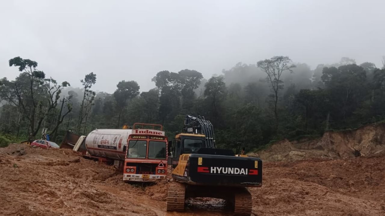 Hassan: Heavy landslide at Shiradi Ghat, many vehicles stuck under mud at Doddataple, Kannada news