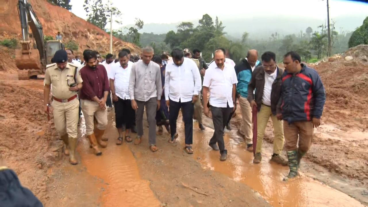 ಶಿರೂರು ಗುಡ್ಡ ಕುಸಿತದ ಬಳಿಕ ಸದ್ಯ ಕರ್ನಾಟಕಕ್ಕೂ ಗುಡ್ಡದ ಭೂತದ ಭಯ ಕಾಡುತ್ತಿದೆ. ವಯನಾಡಿನ ದುರಂತದ ಬಳಿಕ ಆತಂಕ ಮತ್ತಷ್ಟು ಹೆಚ್ಚಾಗಿದೆ. ಸಕಲೇಶಪುರ ತಾಲೂಕಿನ ಶಿರಾಡಿ ಘಾಟಿ ರಸ್ತೆ, ಹಾರ್ಲೆ ಎಸ್ಟೇಟದ ರಸ್ತೆ ಭೂಕುಸಿತ ನಂತರ ಆತಂಕ ಹೆಚ್ಚಾಗಿದೆ. ಈ ಮಧ್ಯೆ, ರಾಜ್ಯದಲ್ಲಿ ರೆಡ್ ಅಲರ್ಟ್​ ಘೋಷಣೆಯಾಗಿದೆ.