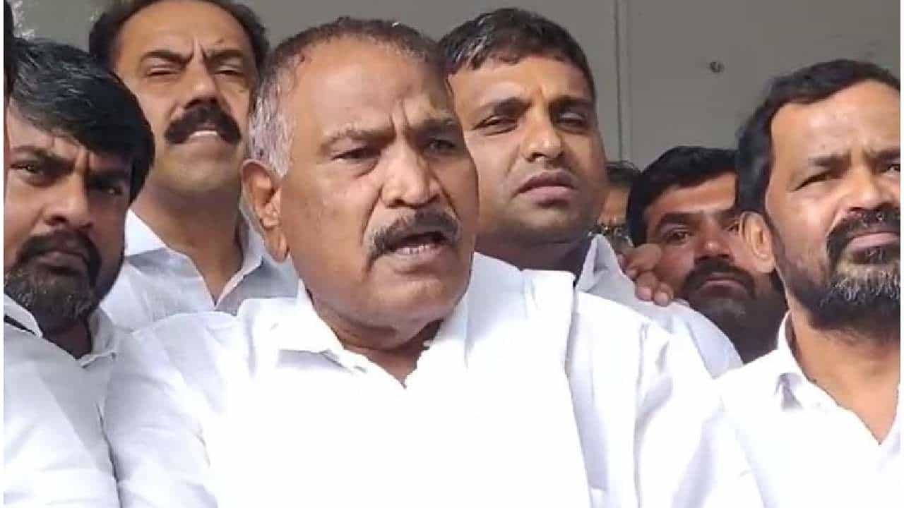 ಸಿದ್ದರಾಮಯ್ಯ ವಿರುದ್ಧ ಪ್ರಾಸಿಕ್ಯೂಷನ್ಗೆ ಅನುಮತಿ ಕೊಟ್ಟರೆ ರಾಜ್ಯದಲ್ಲಿ ರಕ್ತ ಕ್ರಾಂತಿ: ಕೈ ಶಾಸಕ ಎಚ್ಚರಿಕೆ ಸಿದ್ದರಾಮಯ್ಯ ವಿರುದ್ಧ ಪ್ರಾಸಿಕ್ಯೂಷನ್ಗೆ ಅನುಮತಿ ಕೊಟ್ಟರೆ ರಾಜ್ಯದಲ್ಲಿ ರಕ್ತ ಕ್ರಾಂತಿ: ಕೈ ಶಾಸಕ ಎಚ್ಚರಿಕೆ