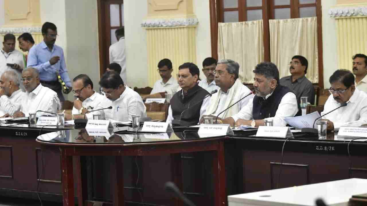 ಕಾವೇರಿ ವಿವಾದ: ನೀರು ಹರಿಸಲು ಒಪ್ಪದ ಕರ್ನಾಟಕ, ಸರ್ವಪಕ್ಷಗಳ ಸಭೆ ಕರೆದ ತಮಿಳುನಾಡು ಕಾವೇರಿ ವಿವಾದ: ನೀರು ಹರಿಸಲು ಒಪ್ಪದ ಕರ್ನಾಟಕ, ಸರ್ವಪಕ್ಷಗಳ ಸಭೆ ಕರೆದ ತಮಿಳುನಾಡು