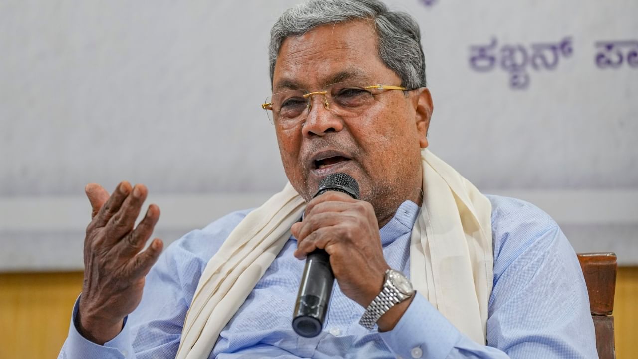 ಮೂವರು ನಾಯಕರಿಂದ ನನ್ನ ವಿರುದ್ಧ ಷಡ್ಯಂತ್ರ: ಕಾಂಗ್ರೆಸ್ ಶಾಸಕಾಂಗ ಪಕ್ಷ ಸಭೆಯಲ್ಲಿ ಸಿಎಂ ಸಿದ್ದರಾಮಯ್ಯ ಅಳಲು ಮೂವರು ನಾಯಕರಿಂದ ನನ್ನ ವಿರುದ್ಧ ಷಡ್ಯಂತ್ರ: ಕಾಂಗ್ರೆಸ್ ಶಾಸಕಾಂಗ ಪಕ್ಷ ಸಭೆಯಲ್ಲಿ ಸಿಎಂ ಸಿದ್ದರಾಮಯ್ಯ ಅಳಲು