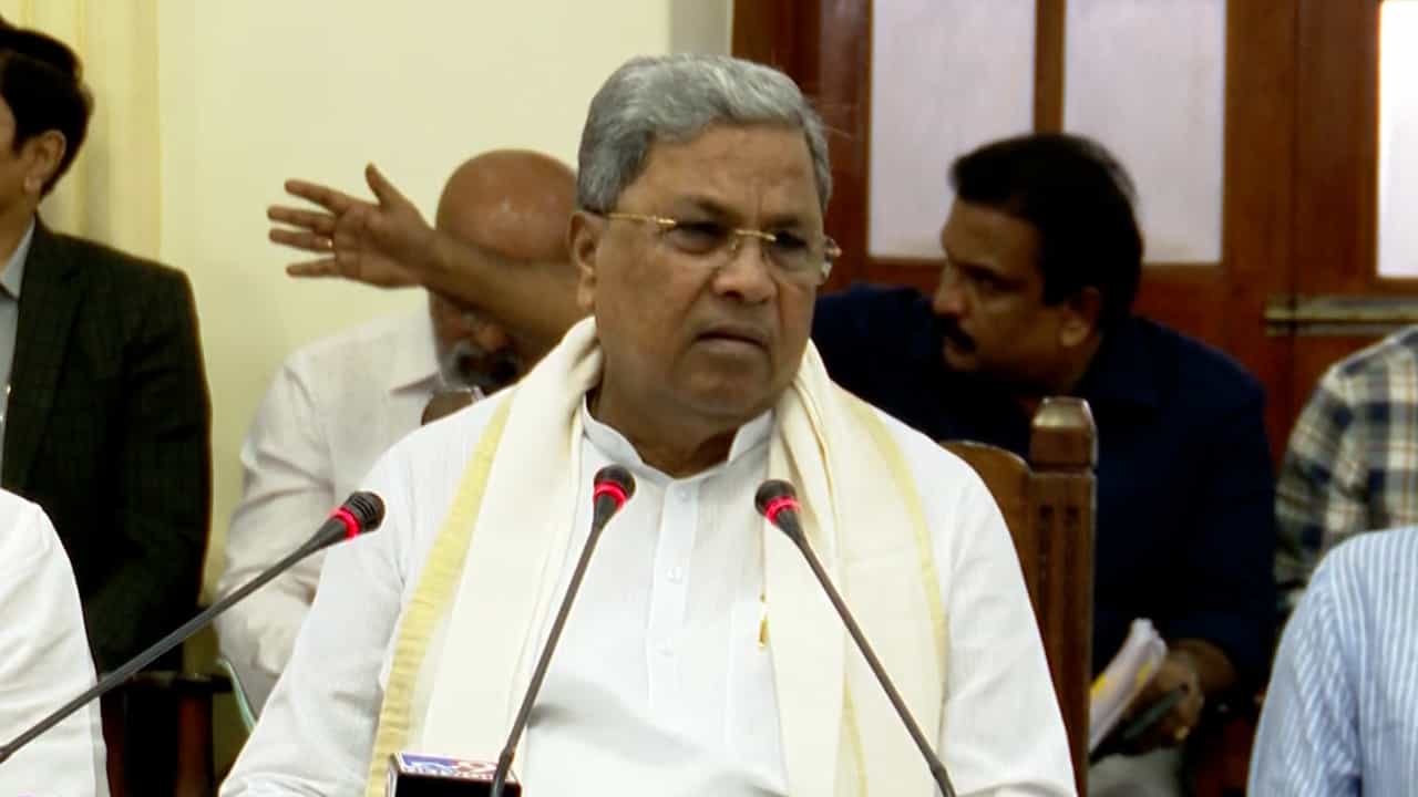 ಸಿಎಂಗೆ ಮತ್ತಷ್ಟು ಸಂಕಷ್ಟ ತಂದಿಟ್ಟ ಮುಡಾ ಹಗರಣ: ಸಿದ್ದರಾಮಯ್ಯ ವಿರುದ್ಧ ಕೋರ್ಟ್ಗೆ ದೂರು ದಾಖಲು! ಸಿಎಂಗೆ ಮತ್ತಷ್ಟು ಸಂಕಷ್ಟ ತಂದಿಟ್ಟ ಮುಡಾ ಹಗರಣ: ಸಿದ್ದರಾಮಯ್ಯ ವಿರುದ್ಧ ಕೋರ್ಟ್ಗೆ ದೂರು ದಾಖಲು!