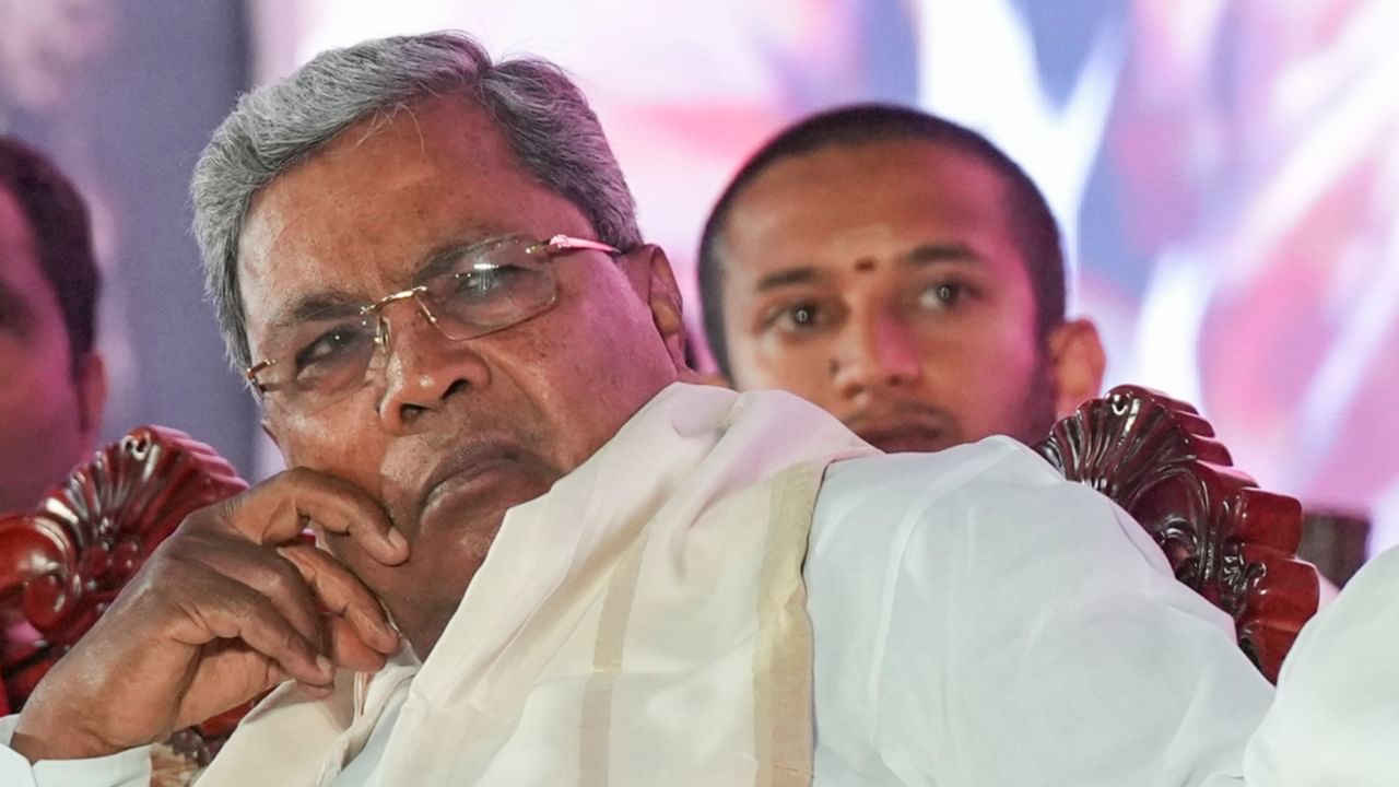 ಸಿಎಂ ಆಪ್ತರ ಒಳ ಜಗಳದಿಂದಲೇ ಬಯಲಾಯ್ತಾ ಮುಡಾ ಹಗರಣ? ಮುಡಾ ಅಧ್ಯಕ್ಷರ ಹೇಳಿಕೆಗಳು ಹುಟ್ಟುಹಾಕಿದ ಪ್ರಶ್ನೆಗಳಿವು ಸಿಎಂ ಆಪ್ತರ ಒಳ ಜಗಳದಿಂದಲೇ ಬಯಲಾಯ್ತಾ ಮುಡಾ ಹಗರಣ? ಮುಡಾ ಅಧ್ಯಕ್ಷರ ಹೇಳಿಕೆಗಳು ಹುಟ್ಟುಹಾಕಿದ ಪ್ರಶ್ನೆಗಳಿವು