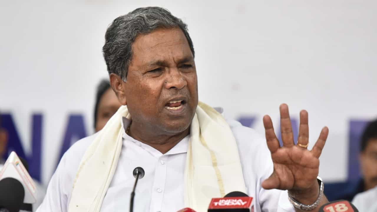 ಕರ್ನಾಟಕ ರಾಜ್ಯದ ಶೇ 80ರಷ್ಟು ಮಂದಿ ಬಡವರೇ? ಸಿಎಂ ಸಿದ್ದರಾಮಯ್ಯ ಹೀಗೆ ಪ್ರಶ್ನಿಸಲು ಇದೆ ಕಾರಣ! ಕರ್ನಾಟಕ ರಾಜ್ಯದ ಶೇ 80ರಷ್ಟು ಮಂದಿ ಬಡವರೇ? ಸಿಎಂ ಸಿದ್ದರಾಮಯ್ಯ ಹೀಗೆ ಪ್ರಶ್ನಿಸಲು ಇದೆ ಕಾರಣ!