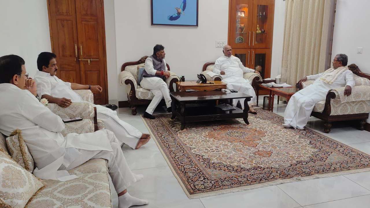 ಹೈಕಮಾಂಡ್ಗೆ ಮುಡಾ, ವಾಲ್ಮೀಕಿ ಹಗರಣದ ವರದಿ ನೀಡಿದ ಸಿಎಂ, ಡಿಸಿಎಂ: ಸಭೆಯಲ್ಲಿ ಏನೇನು ಆಯ್ತು?ಇಲ್ಲಿದೆ ನೋಡಿ ಹೈಕಮಾಂಡ್ಗೆ ಮುಡಾ, ವಾಲ್ಮೀಕಿ ಹಗರಣದ ವರದಿ ನೀಡಿದ ಸಿಎಂ, ಡಿಸಿಎಂ: ಸಭೆಯಲ್ಲಿ ಏನೇನು ಆಯ್ತು?ಇಲ್ಲಿದೆ ನೋಡಿ