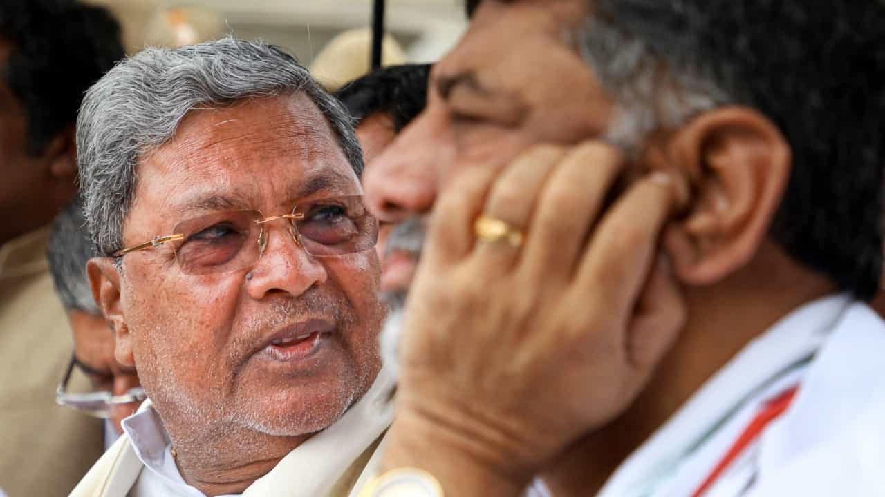 ಖುದ್ದು ವಿಚಾರಣೆಗೆ ಹಾಜರಾಗುವಂತೆ ಸಿದ್ದರಾಮಯ್ಯ, ಡಿಕೆ ಶಿವಕುಮಾರ್ಗೆ ಕೋರ್ಟ್ ಸಮನ್ಸ್ ಖುದ್ದು ವಿಚಾರಣೆಗೆ ಹಾಜರಾಗುವಂತೆ ಸಿದ್ದರಾಮಯ್ಯ, ಡಿಕೆ ಶಿವಕುಮಾರ್ಗೆ ಕೋರ್ಟ್ ಸಮನ್ಸ್