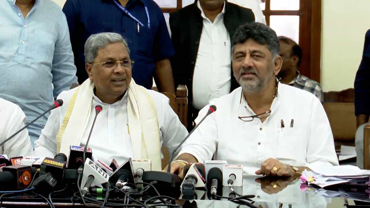 ಅರ್ಹತೆ ಇರುವವರು ಸಿಎಂ ಕುರ್ಚಿಗೆ ಟವೆಲ್ ಹಾಕ್ತಾರೆ: ಡಿಕೆಶಿ ಪಕ್ಕದಲ್ಲಿದ್ದಾಗಲೇ ಸಿದ್ದರಾಮಯ್ಯ ಹೀಗೆನ್ನಲು ಕಾರಣವಿದೆ ಅರ್ಹತೆ ಇರುವವರು ಸಿಎಂ ಕುರ್ಚಿಗೆ ಟವೆಲ್ ಹಾಕ್ತಾರೆ: ಡಿಕೆಶಿ ಪಕ್ಕದಲ್ಲಿದ್ದಾಗಲೇ ಸಿದ್ದರಾಮಯ್ಯ ಹೀಗೆನ್ನಲು ಕಾರಣವಿದೆ