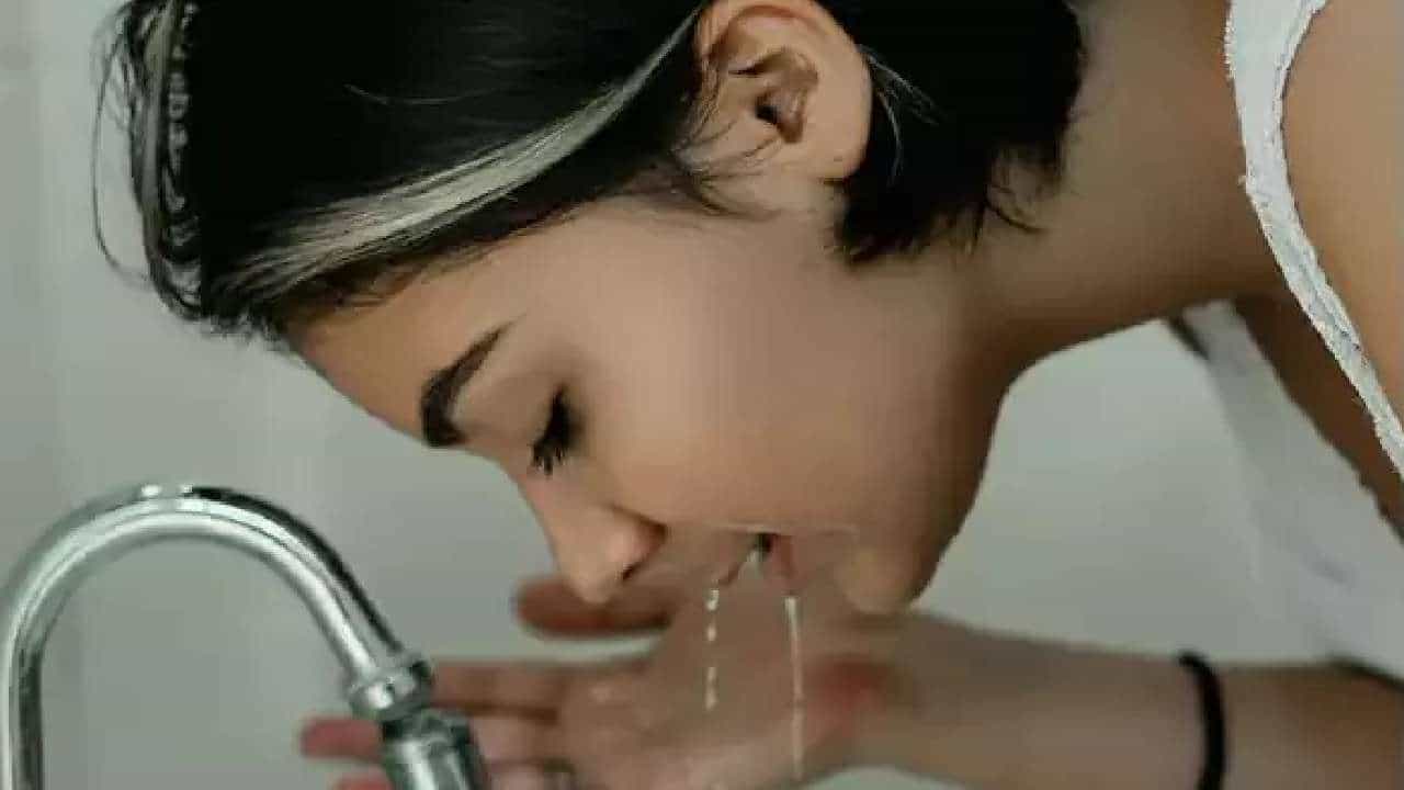 Skin care Tips: ಮಳೆಗಾಲದಲ್ಲಿ ಎಷ್ಟು ಬಾರಿ ಮುಖ ತೊಳೆಯಬೇಕು?ಎಣ್ಣೆಯುಕ್ತ ಚರ್ಮದವರು ಈ ವಿಷಯ ನೆನಪಿನಲ್ಲಿಟ್ಟುಕೊಳ್ಳಿ Skin care Tips: ಮಳೆಗಾಲದಲ್ಲಿ ಎಷ್ಟು ಬಾರಿ ಮುಖ ತೊಳೆಯಬೇಕು?ಎಣ್ಣೆಯುಕ್ತ ಚರ್ಮದವರು ಈ ವಿಷಯ ನೆನಪಿನಲ್ಲಿಟ್ಟುಕೊಳ್ಳಿ
