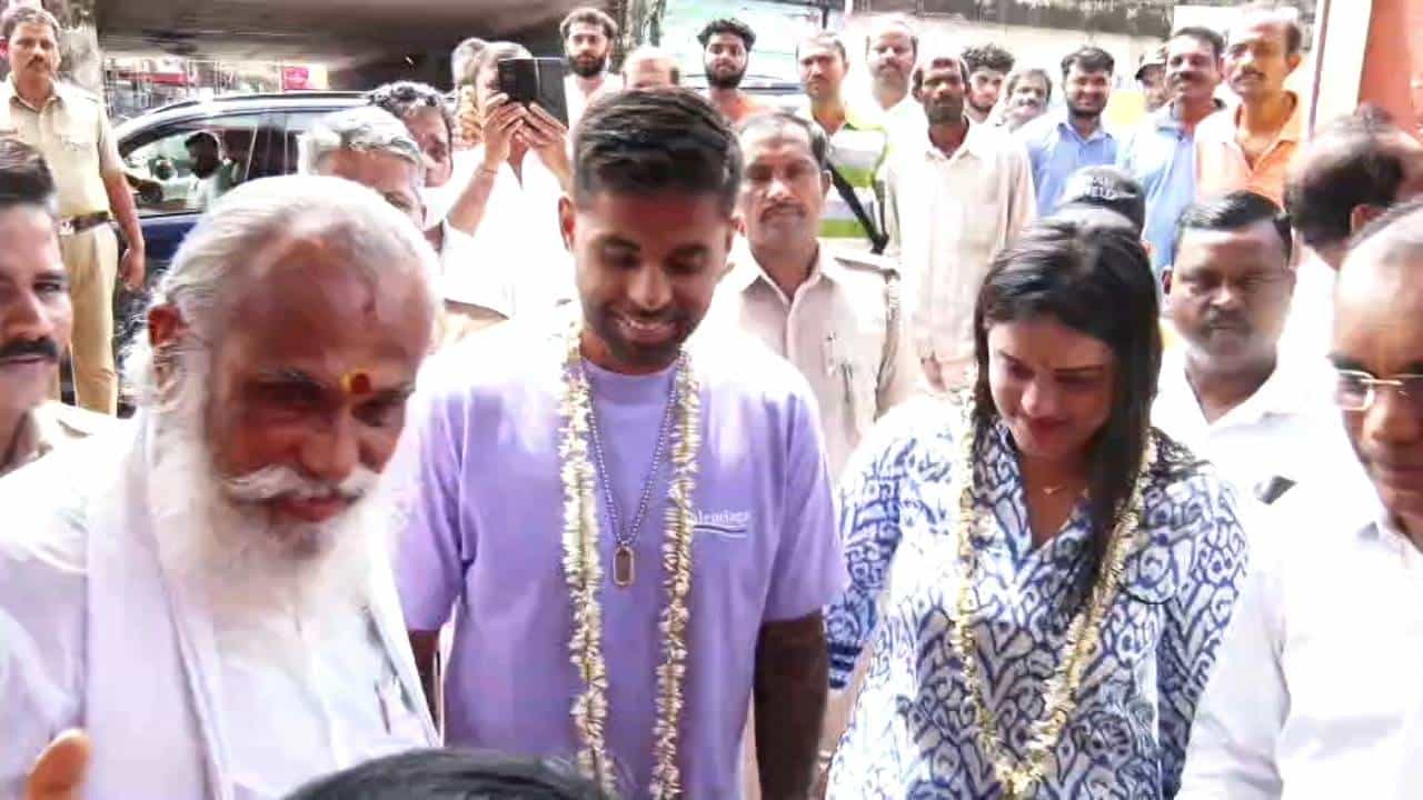 ಟೀಮ್ ಇಂಡಿಯಾದ ಸ್ಟಾರ್ ಆಟಗಾರ ಸೂರ್ಯಕುಮಾರ್ (Suryakumar Yadav) ಯಾದವ್ ಮಂಗಳವಾರ ಉಡುಪಿಗೆ ಭೇಟಿ ನೀಡಿದ್ದಾರೆ. ಪತ್ನಿ ದೇವಿಶಾ ಶೆಟ್ಟಿ ಜೊತೆ ಉಡುಪಿಗೆ ಆಗಮಿಸಿದ ಸೂರ್ಯಕುಮಾರ್ ಕಾಪುವಿನ ಮಾರಿಗುಡಿ ದೇವಸ್ಥಾನದಲ್ಲಿ ವಿಶೇಷ ಪೂಜೆ ಸಲ್ಲಿಸಿದ್ದಾರೆ.
