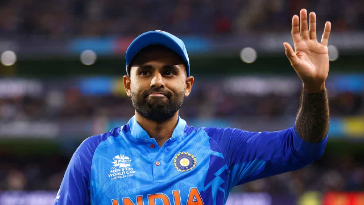 ಭಾರತ ಟಿ20 ತಂಡದ ನಾಯಕರಾಗಿ ಸೂರ್ಯಕುಮಾರ್ ಯಾದವ್ (Suryakumar Yadav) ಆಯ್ಕೆಯಾಗಿದ್ದಾರೆ. ನಾಯಕತ್ವದ ರೇಸ್ನಲ್ಲಿದ್ದ ಹಾರ್ದಿಕ್ ಪಾಂಡ್ಯ ಹಾಗೂ ರಿಷಭ್ ಪಂತ್ ಅವರನ್ನು ಹಿಂದಿಕ್ಕಿ ನಾಯಕನ ಪಟ್ಟಕ್ಕೇರುವಲ್ಲಿ ಸೂರ್ಯ ಯಶಸ್ವಿಯಾಗಿದ್ದಾರೆ. ಆದರೆ ಇದಕ್ಕೂ ಮುನ್ನವೇ ಸೂರ್ಯಕುಮಾರ್ಗೆ ನಾಯಕತ್ವ ಸಿಗುವ ಮುನ್ಸೂಚನೆ ಸಿಕ್ಕಿತ್ತು ಎಂಬುದು ವಿಶೇಷ.