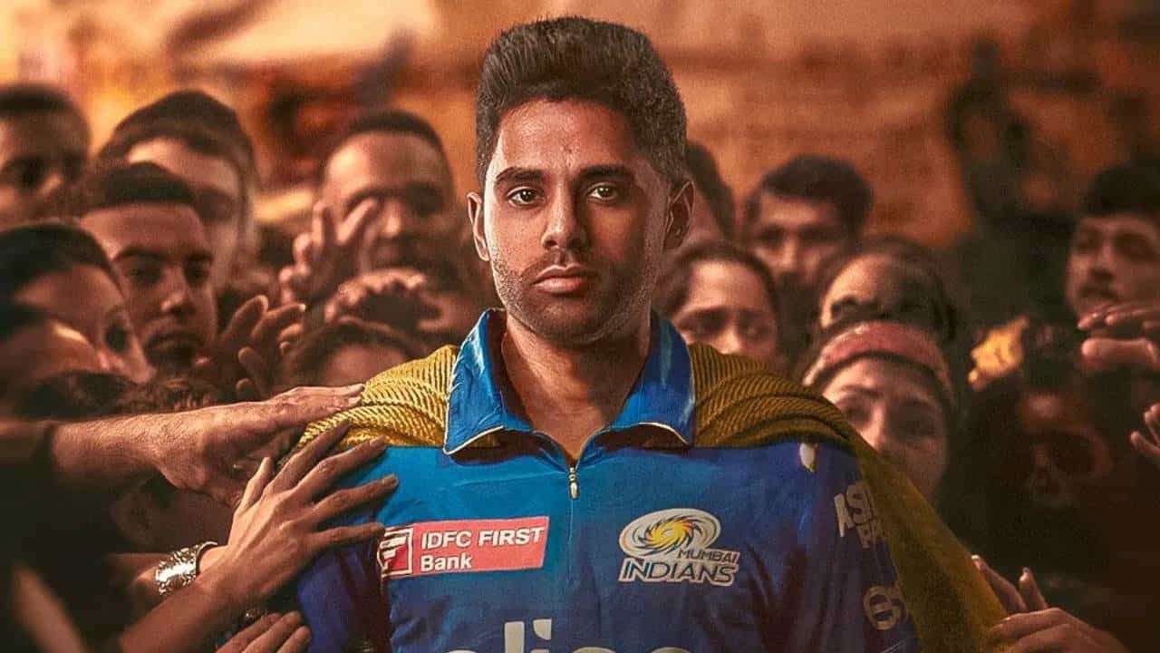 ಇಂಡಿಯನ್ ಪ್ರೀಮಿಯರ್ ಲೀಗ್ ಸೀಸನ್-18 ರ ಮೆಗಾ ಹರಾಜಿಗೂ ಮುನ್ನ ಕೆಲ ಬಿಗ್ ಅಪ್ಡೇಟ್ಗಳು ಹೊರಬೀಳುತ್ತಿವೆ. ಈ ಅಪ್ಡೇಟ್ಗಳಲ್ಲಿ ಪ್ರಮುಖವಾದವು ಸೂರ್ಯಕುಮಾರ್ ಯಾದವ್ (Suryakumar Yadav) ಅವರ ಮುಂದಿನ ನಡೆ. ಅಂದರೆ ಐಪಿಎಲ್ 2025 ರಲ್ಲಿ ಸೂರ್ಯ ಮುಂಬೈ ಇಂಡಿಯನ್ಸ್ ಪರ ಕಣಕ್ಕಿಳಿಯಲ್ಲ ಎಂದು ಹೇಳಲಾಗುತ್ತಿದೆ.