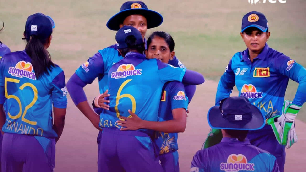 ಶ್ರೀಲಂಕಾದಲ್ಲಿ ನಡೆಯುತ್ತಿರುವ ಮಹಿಳಾ ಏಷ್ಯಾಕಪ್ನಲ್ಲಿ ಇಂದು ನಡೆದ ಪಂದ್ಯದಲ್ಲಿ ಆತಿಥೇಯ ಶ್ರೀಲಂಕಾ ತಂಡ, ಮಲೇಷ್ಯಾ ತಂಡವನ್ನು ಬರೋಬ್ಬರಿ 144 ರನ್ಗಳ ಬೃಹತ್ ಅಂತರದಿಂದ ಪಣಿಸಿದೆ. ಲಂಕಾ ನೀಡಿದ 184 ರನ್ಗಳ ಗುರಿ ಬೆನ್ನಟ್ಟಿದ ಮಲೇಷ್ಯಾ ತಂಡ ಕೇವಲ 40 ರನ್ಗಳಿಗೆ ಆಲೌಟ್ ಆಯಿತು.