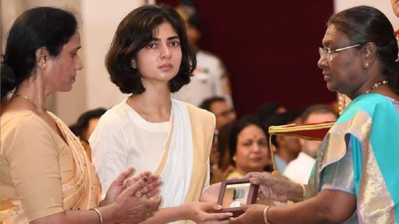 ಕೀರ್ತಿ ಚಕ್ರ ಸ್ವೀಕರಿಸಿದ ಕ್ಯಾಪ್ಟನ್ ಅಂಶುಮಾನ್ ಸಿಂಗ್ ಪತ್ನಿಯನ್ನು ನೋಡಿ ಭಾವುಕರಾದ ರಾಷ್ಟ್ರಪತಿ ಕೀರ್ತಿ ಚಕ್ರ ಸ್ವೀಕರಿಸಿದ ಕ್ಯಾಪ್ಟನ್ ಅಂಶುಮಾನ್ ಸಿಂಗ್ ಪತ್ನಿಯನ್ನು ನೋಡಿ ಭಾವುಕರಾದ ರಾಷ್ಟ್ರಪತಿ