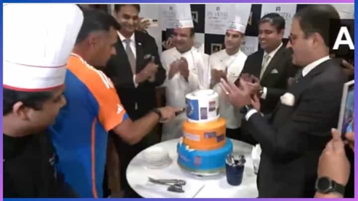 ಟಿ20 ವಿಶ್ವಕಪ್ ಸಂಭ್ರಮಾಚರಣೆ: ಐಟಿಸಿ ಮೌರ್ಯ ಹೋಟೆಲ್ನಲ್ಲಿ ಕೇಕ್ ಕತ್ತರಿಸಿದ ರಾಹುಲ್ ದ್ರಾವಿಡ್ ಟಿ20 ವಿಶ್ವಕಪ್ ಸಂಭ್ರಮಾಚರಣೆ: ಐಟಿಸಿ ಮೌರ್ಯ ಹೋಟೆಲ್ನಲ್ಲಿ ಕೇಕ್ ಕತ್ತರಿಸಿದ ರಾಹುಲ್ ದ್ರಾವಿಡ್