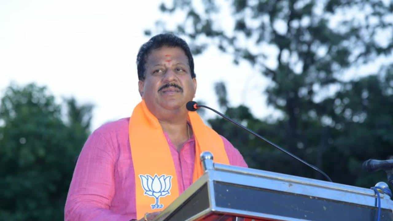 ಸರ್ಕಾರದ ಅಧಿಕಾರಿಗಳಿಗೆ ನೀಡಲು ಸಬ್ ರಿಜಿಸ್ಟ್ರಾರ್ ಕಚೇರಿಯಲ್ಲಿ ಪ್ರತಿ ತಿಂಗಳು 8 ಕೋಟಿ ರೂ. ಸಂಗ್ರಹ: ಬಿಜೆಪಿ ಶಾಸಕ ಆರೋಪ ಸರ್ಕಾರದ ಅಧಿಕಾರಿಗಳಿಗೆ ನೀಡಲು ಸಬ್ ರಿಜಿಸ್ಟ್ರಾರ್ ಕಚೇರಿಯಲ್ಲಿ ಪ್ರತಿ ತಿಂಗಳು 8 ಕೋಟಿ ರೂ. ಸಂಗ್ರಹ: ಬಿಜೆಪಿ ಶಾಸಕ ಆರೋಪ