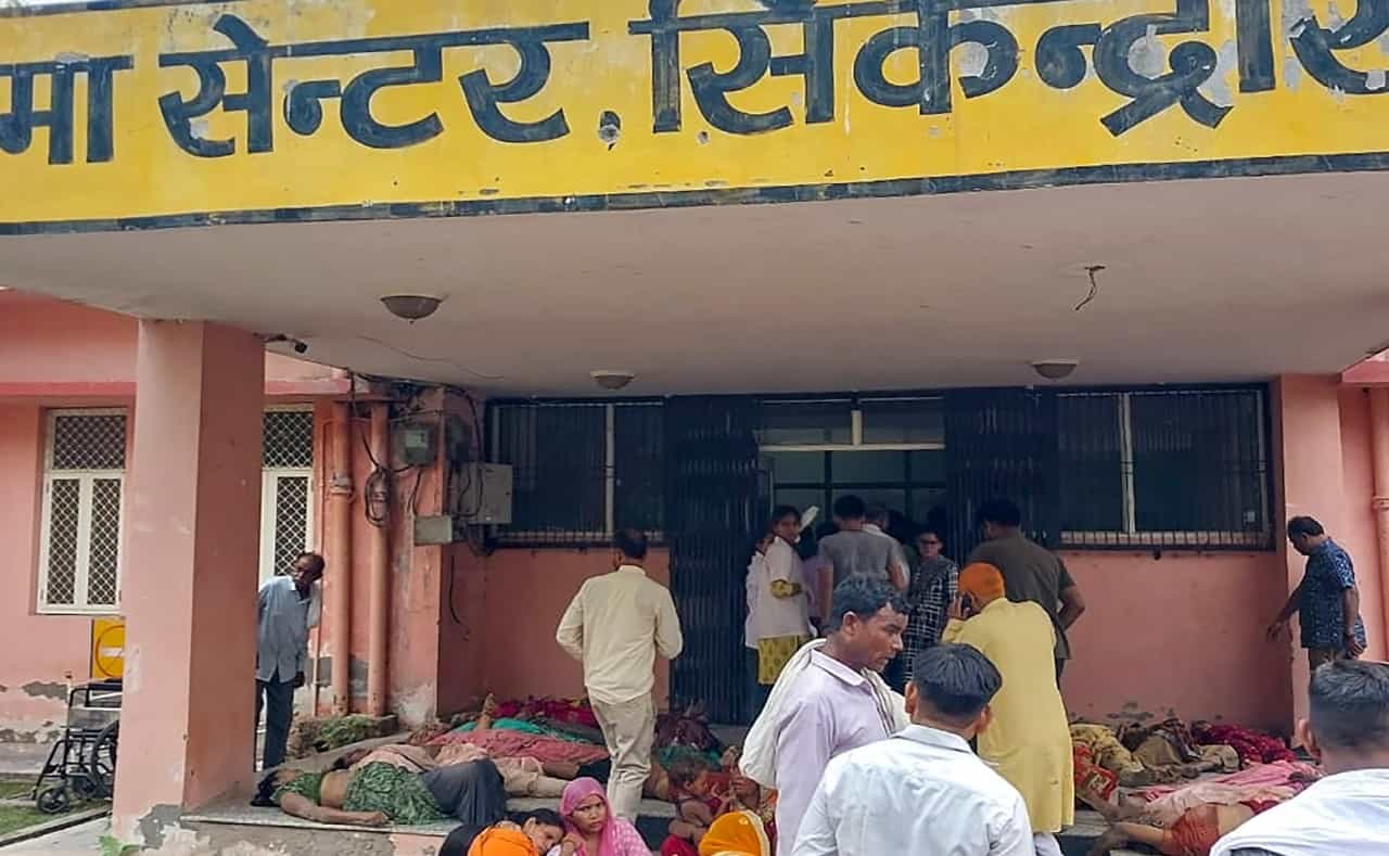 Hathras Stampede: ಉತ್ತರ ಪ್ರದೇಶದ ಹಾಥರಸ್ನಲ್ಲಿ ಸತ್ಸಂಗ ವೇಳೆ ಕಾಲ್ತುಳಿತ: 107 ಮಂದಿ ಸಾವು Hathras Stampede: ಉತ್ತರ ಪ್ರದೇಶದ ಹಾಥರಸ್ನಲ್ಲಿ ಸತ್ಸಂಗ ವೇಳೆ ಕಾಲ್ತುಳಿತ: 107 ಮಂದಿ ಸಾವು