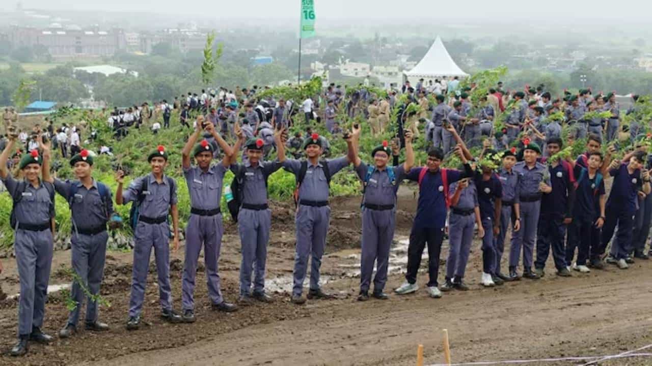 ಮಧ್ಯಪ್ರದೇಶ: ಒಂದೇ ದಿನದಲ್ಲಿ 11 ಲಕ್ಷ ಸಸಿಗಳನ್ನು ನೆಟ್ಟು ವಿಶ್ವದಾಖಲೆ ನಿರ್ಮಿಸಿದ ಇಂದೋರ್ ಮಧ್ಯಪ್ರದೇಶ: ಒಂದೇ ದಿನದಲ್ಲಿ 11 ಲಕ್ಷ ಸಸಿಗಳನ್ನು ನೆಟ್ಟು ವಿಶ್ವದಾಖಲೆ ನಿರ್ಮಿಸಿದ ಇಂದೋರ್