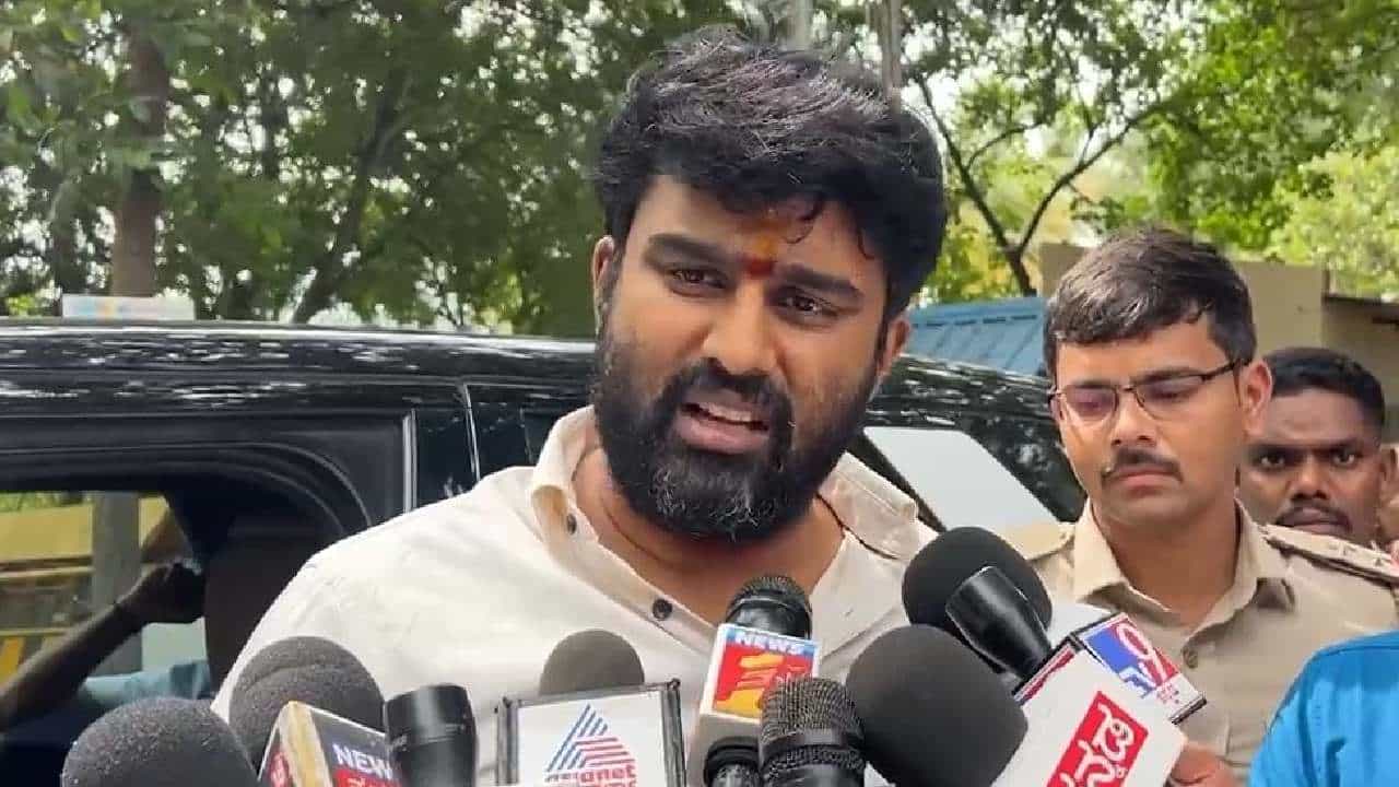 ಜೈಲಿನಿಂದ ಹೊರಬಂದು ಖಡಕ್ ಆಗಿ ಮಾತನಾಡಿದ ಸೂರಜ್ ರೇವಣ್ಣ, ಏನಂದ್ರು ನೋಡಿ.. ಜೈಲಿನಿಂದ ಹೊರಬಂದು ಖಡಕ್ ಆಗಿ ಮಾತನಾಡಿದ ಸೂರಜ್ ರೇವಣ್ಣ, ಏನಂದ್ರು ನೋಡಿ..