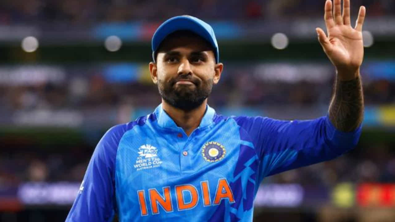 ಭಾರತದ ಶ್ರೀಲಂಕಾ ಪ್ರವಾಸಕ್ಕೆ ಬಿಸಿಸಿಐ ಈಗಾಗಲೇ ತಂಡವನ್ನು ಪ್ರಕಟಿಸಿದೆ. ವೇಳಾಪಟ್ಟಿಯ ಪ್ರಕಾರ ಟೀಂ ಇಂಡಿಯಾ ಕೆಲವೇ ದಿನಗಳಲ್ಲಿ ಲಂಕಾಗೆ ಹಾರಲಿದೆ. ಟಿ20 ಸರಣಿಯೊಂದಿಗೆ ಪ್ರವಾಸ ಆರಂಭವಾಗಲಿದ್ದು, ನೂತನ ನಾಯಕನಾಗಿ ಆಯ್ಕೆಯಾಗಿರುವ ಸೂರ್ಯಕುಮಾರ್ ಯಾದವ್ಗೆ ಈ ಪ್ರವಾಸ ಅತ್ಯಂತ ಮಹತ್ವದ್ದಾಗಿದೆ.